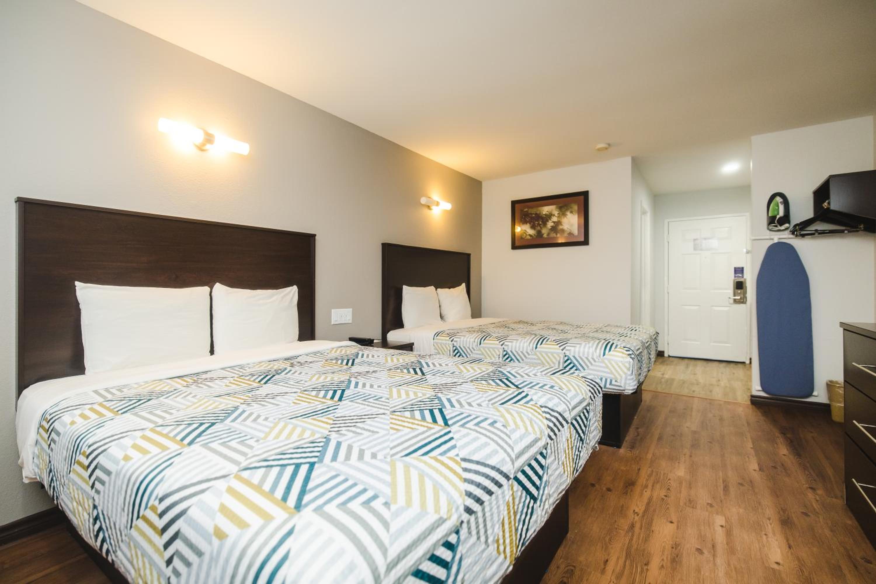 Queen Room with Two Queen Beds - Disability Access - Non-Smoking - Photo 6