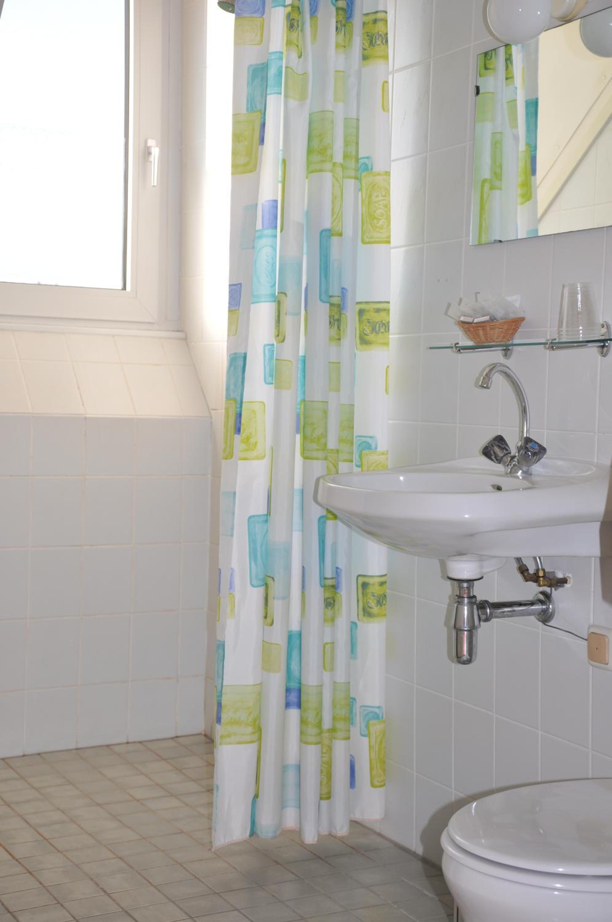 Standard Twin Room - Photo 3