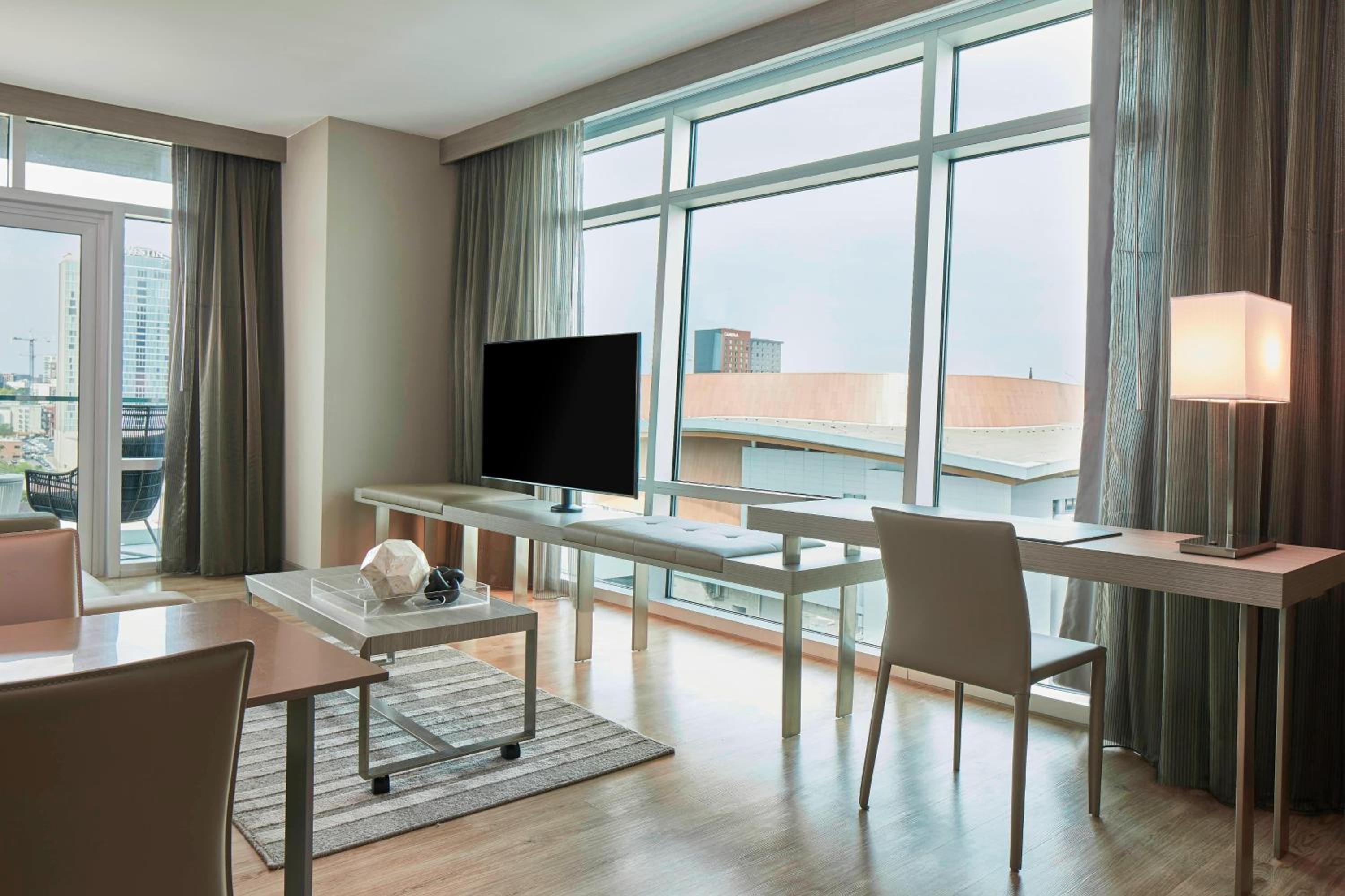 Junior Suite, 1 King Bed, Sofa Bed, Corner, Balcony photo 2