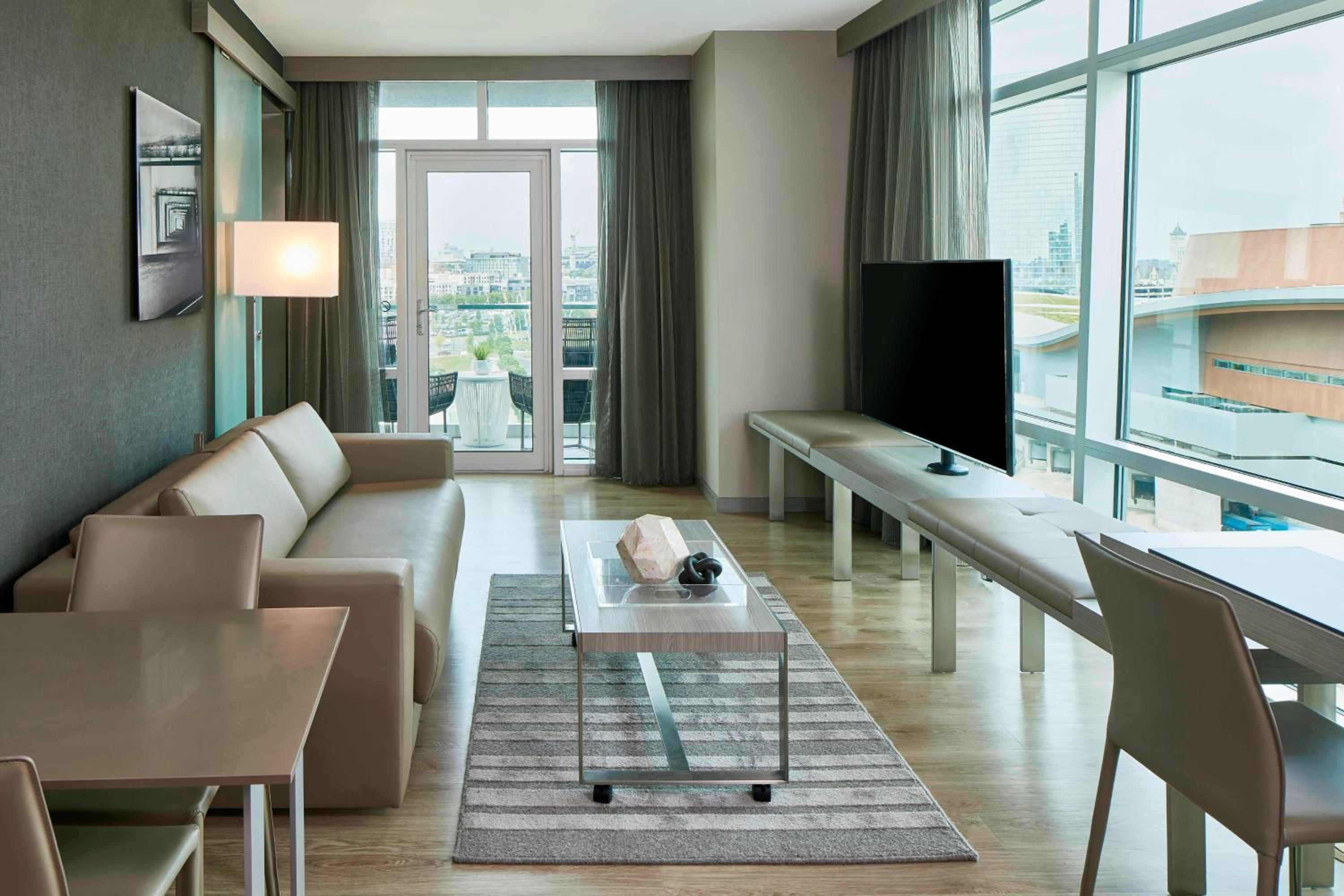 Junior Suite, 1 King Bed, Sofa Bed, Corner, Balcony photo 1
