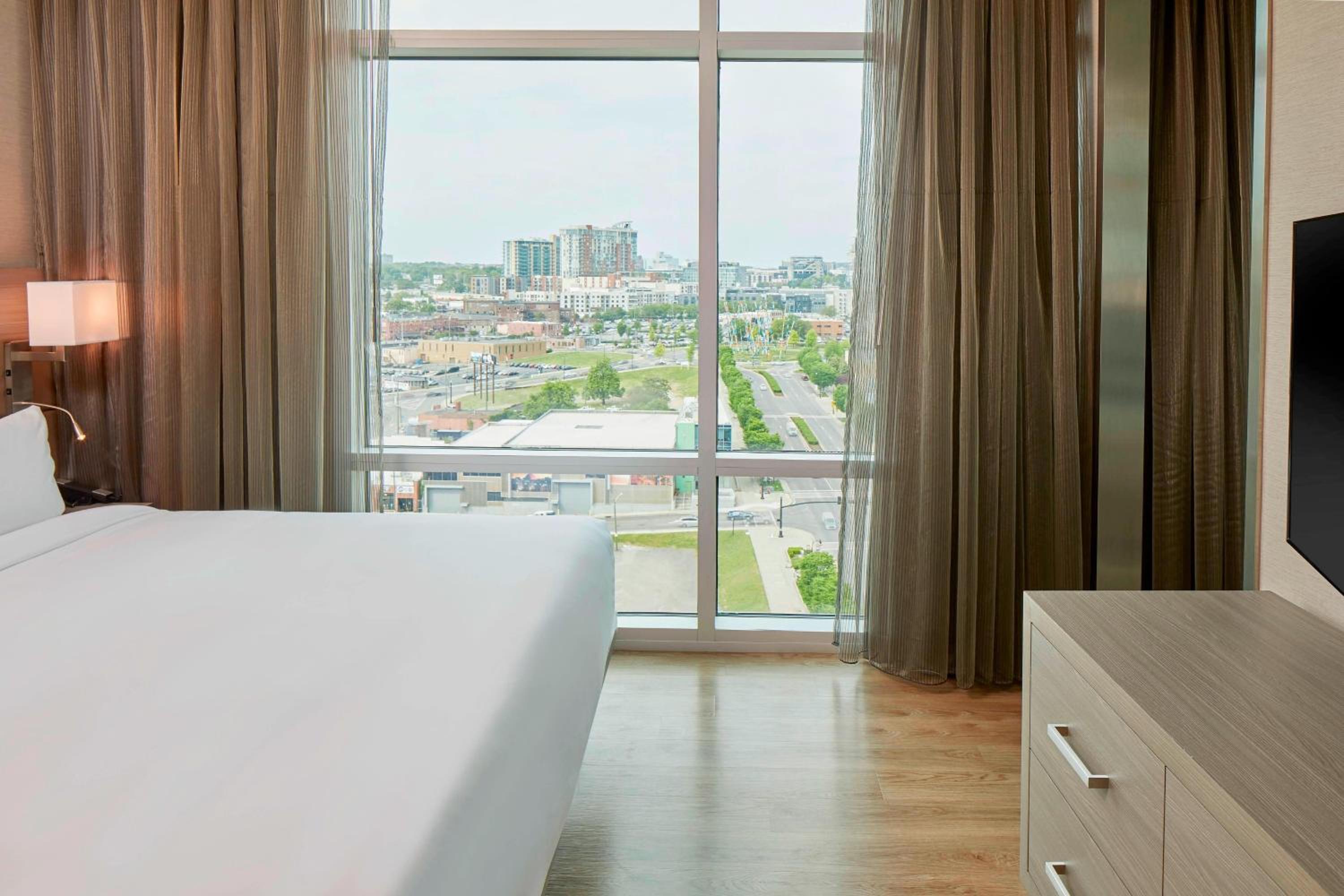 Junior Suite, 1 King Bed, Sofa Bed, Corner, Balcony photo 3