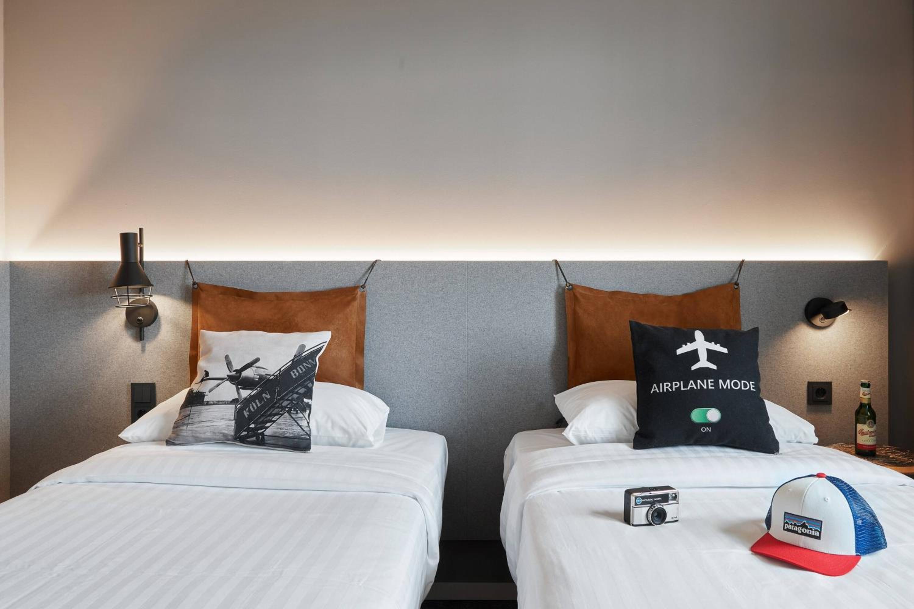 Moxy Sleeper, Guest room, 2 Twin/Single Bed(s)