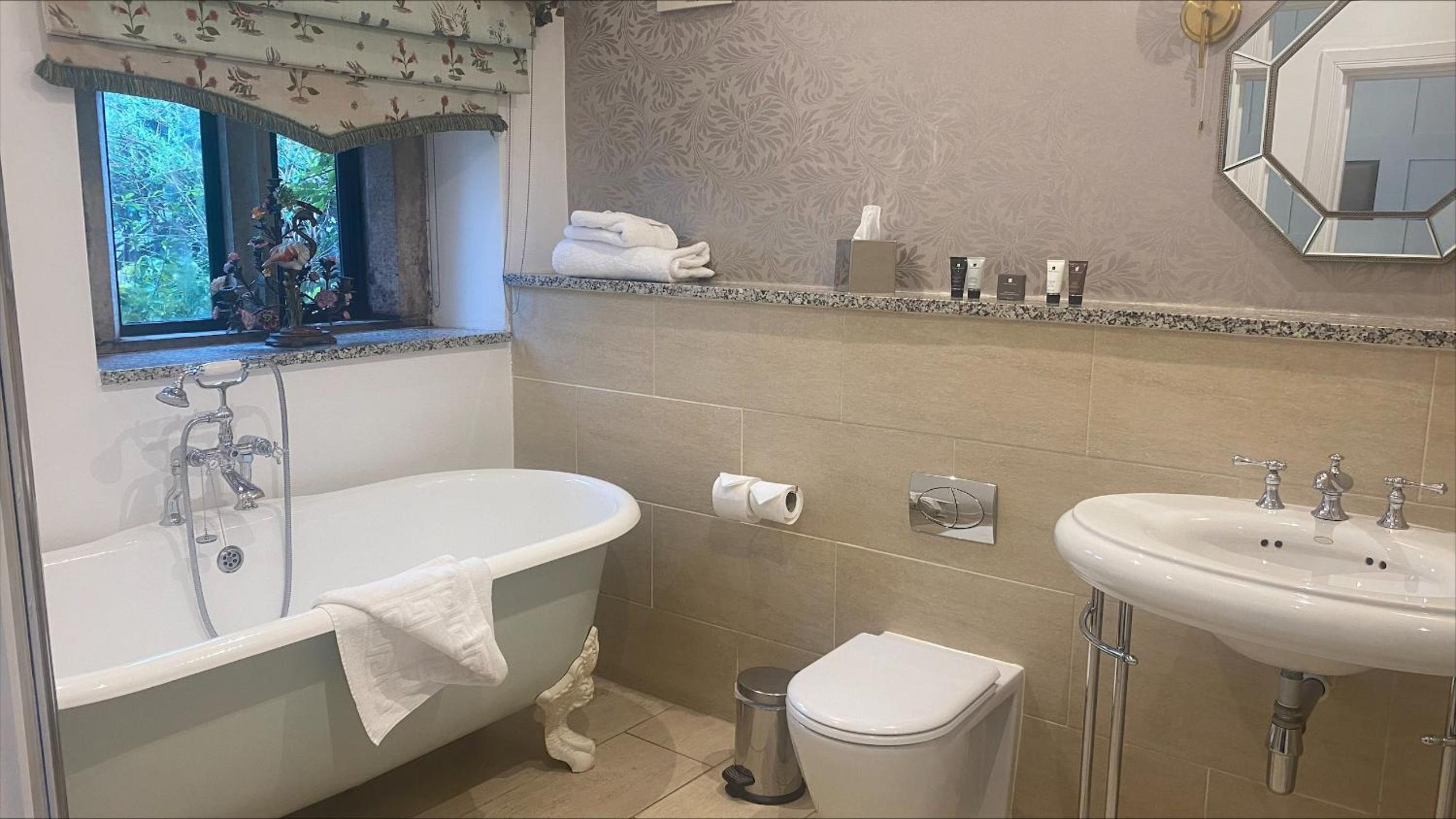 Double or Twin Room - Photo 10