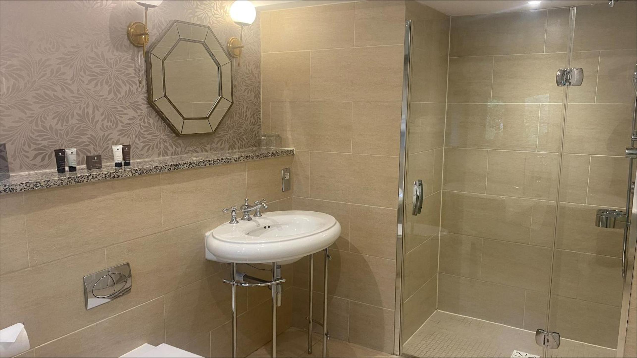 Double or Twin Room - Photo 9