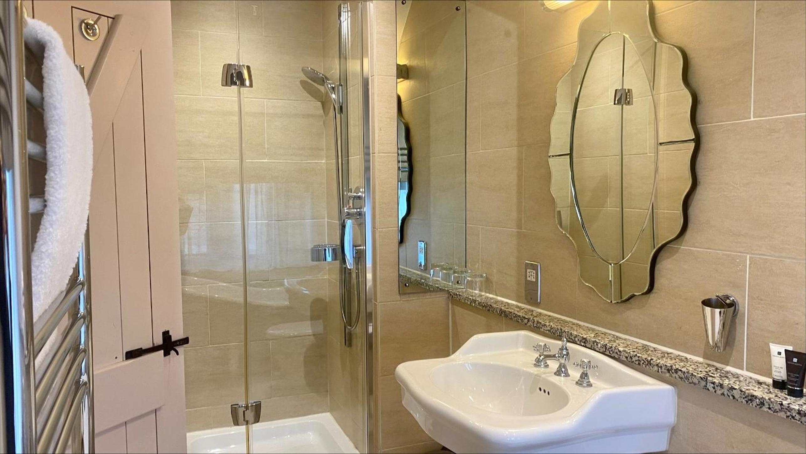 Double or Twin Room - Photo 11