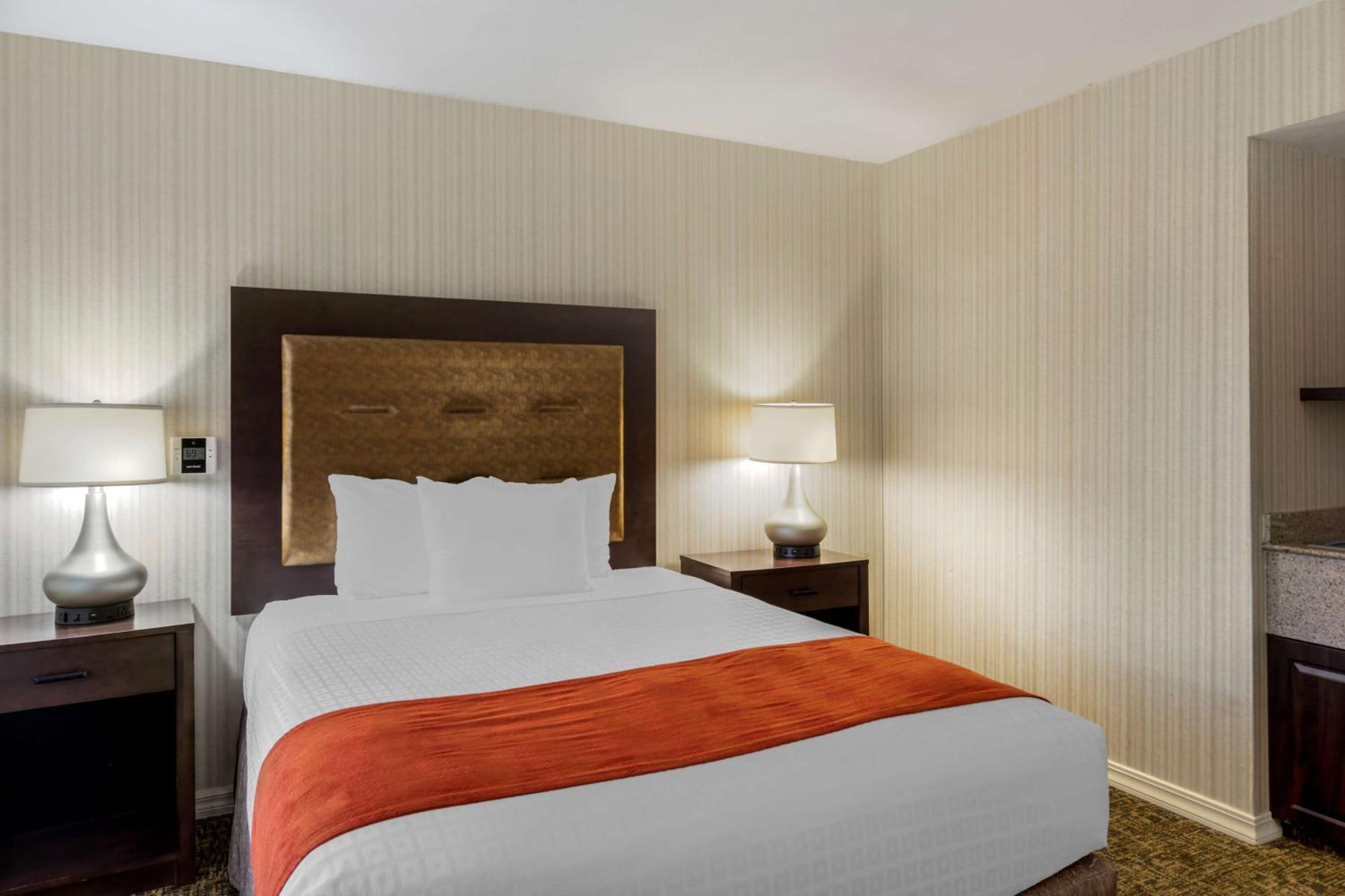 King Room with One King Bed and One Queen Bed - Upstairs/Non-Smoking - Photo 3