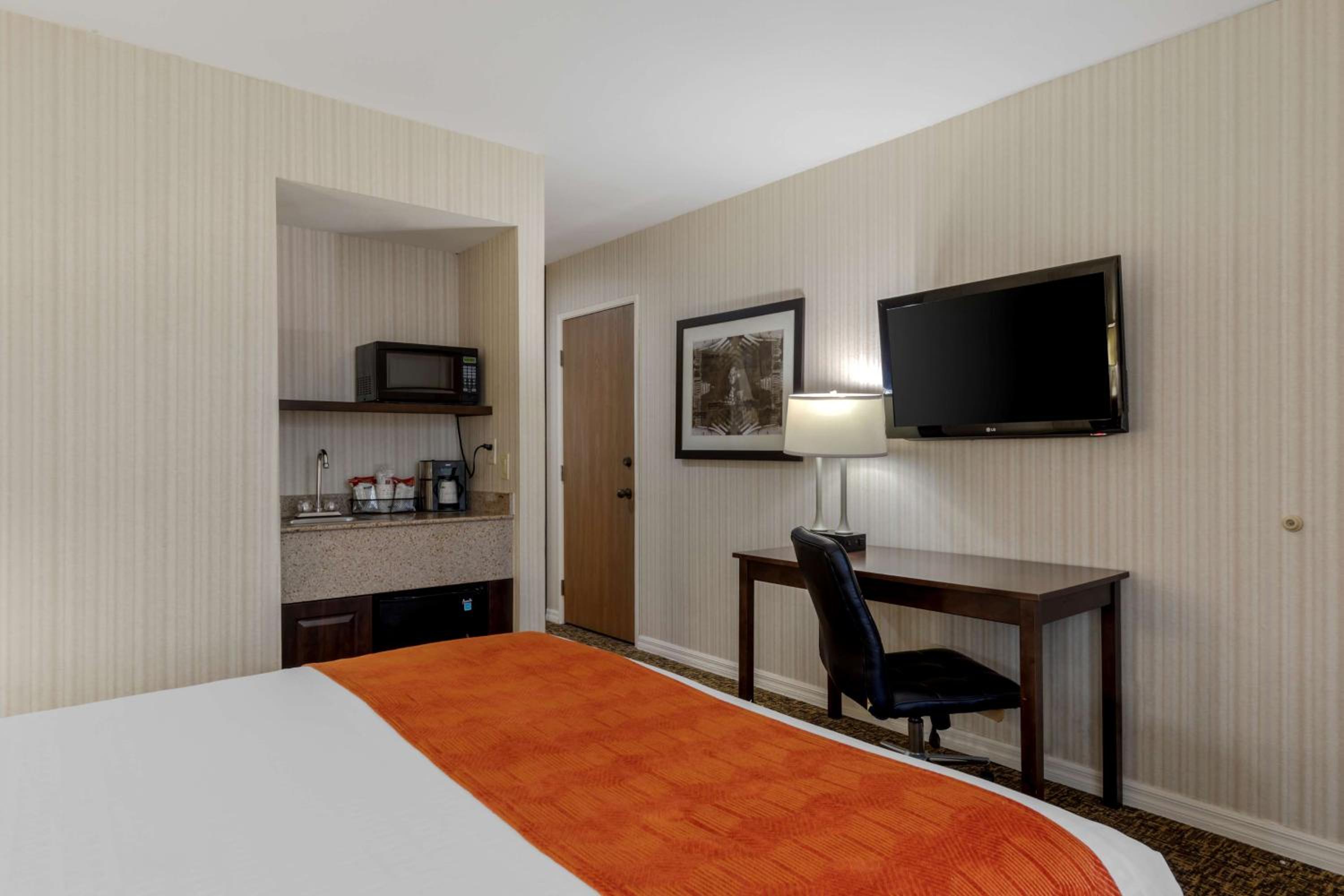 King Room with One King Bed and One Queen Bed - Upstairs/Non-Smoking - Photo 4