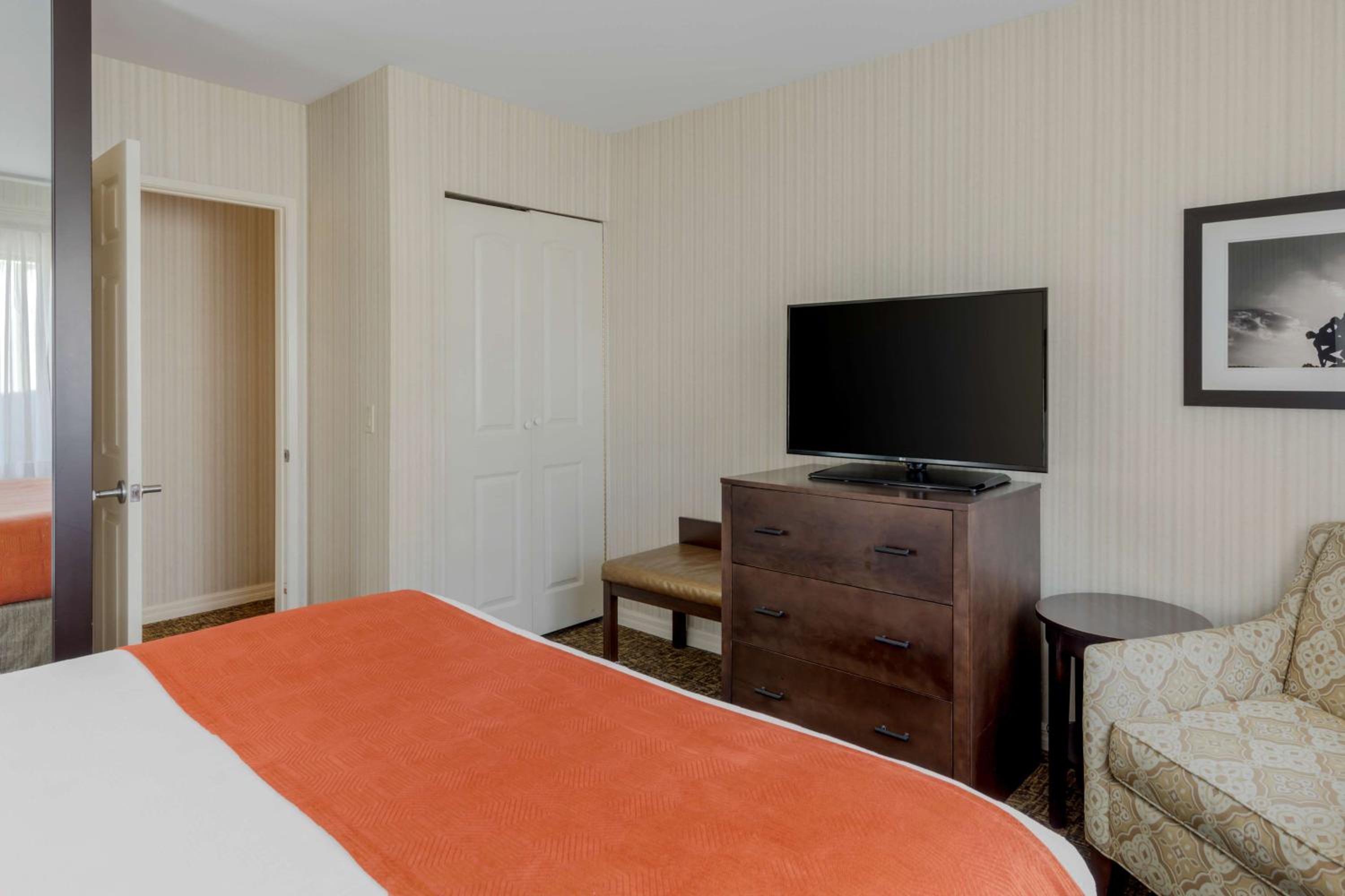 King Suite with Sofa Bed - Non-Smoking - Photo 4