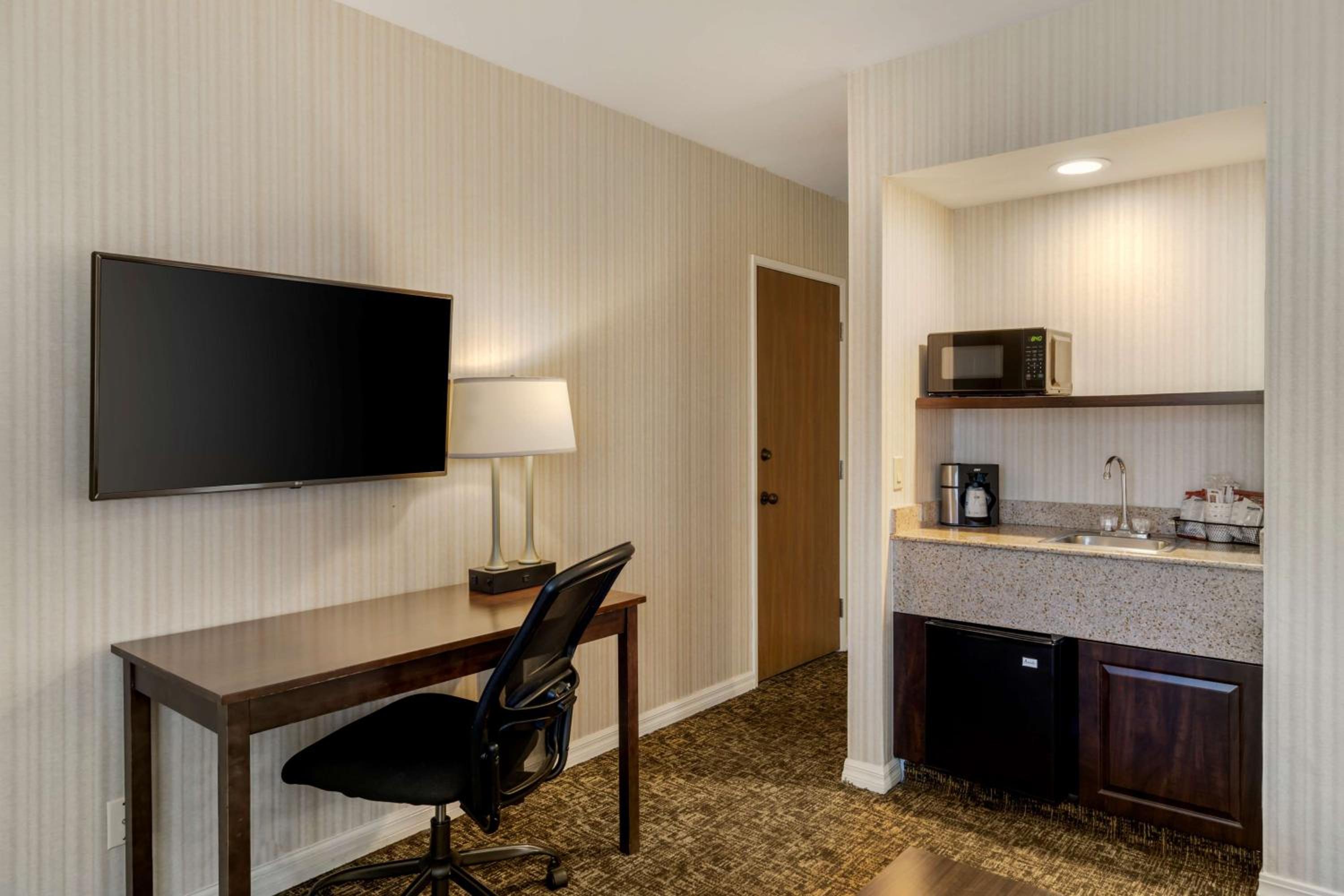 King Suite with Sofa Bed - Non-Smoking - Photo 2