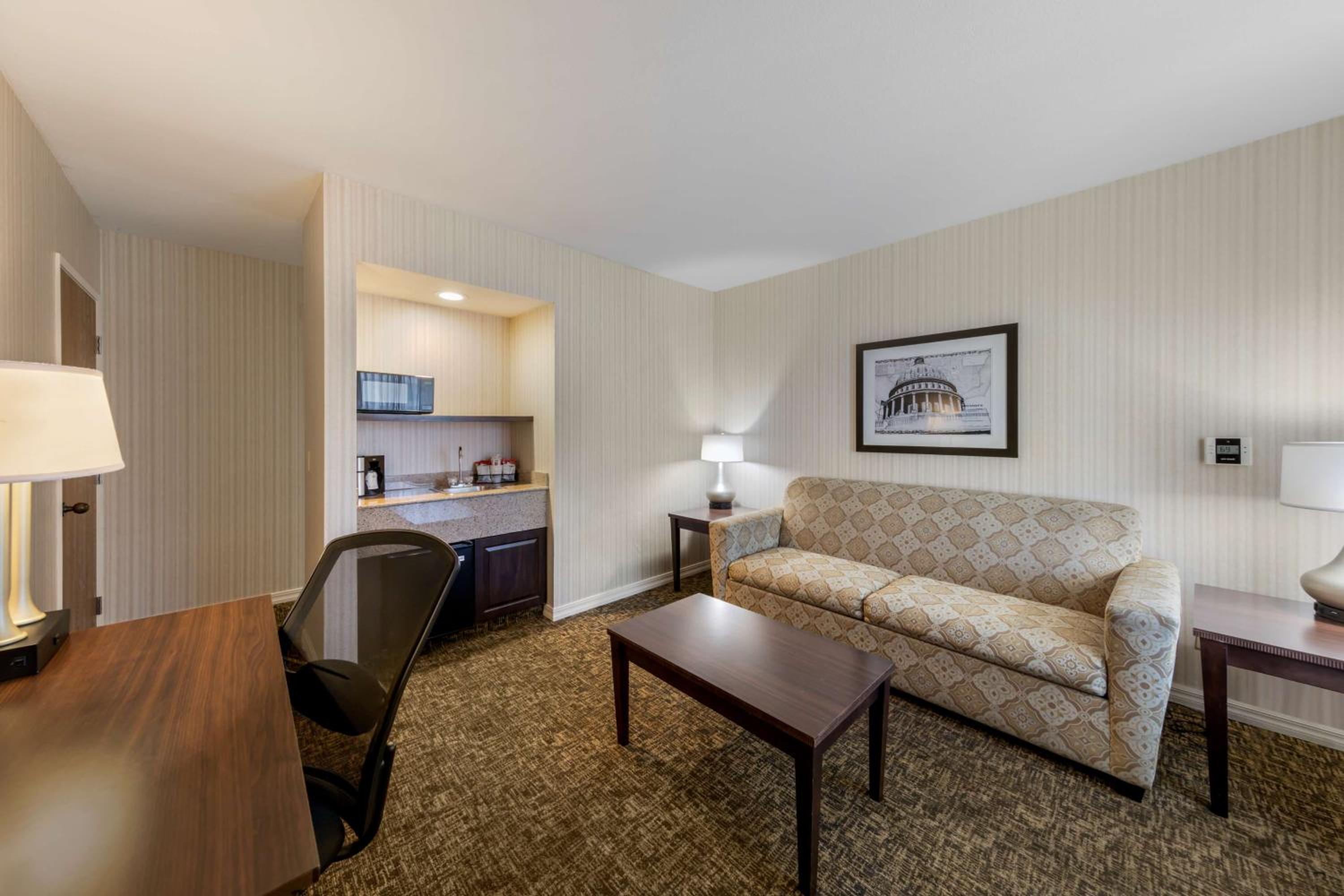 King Suite with Sofa Bed - Non-Smoking - Photo 3