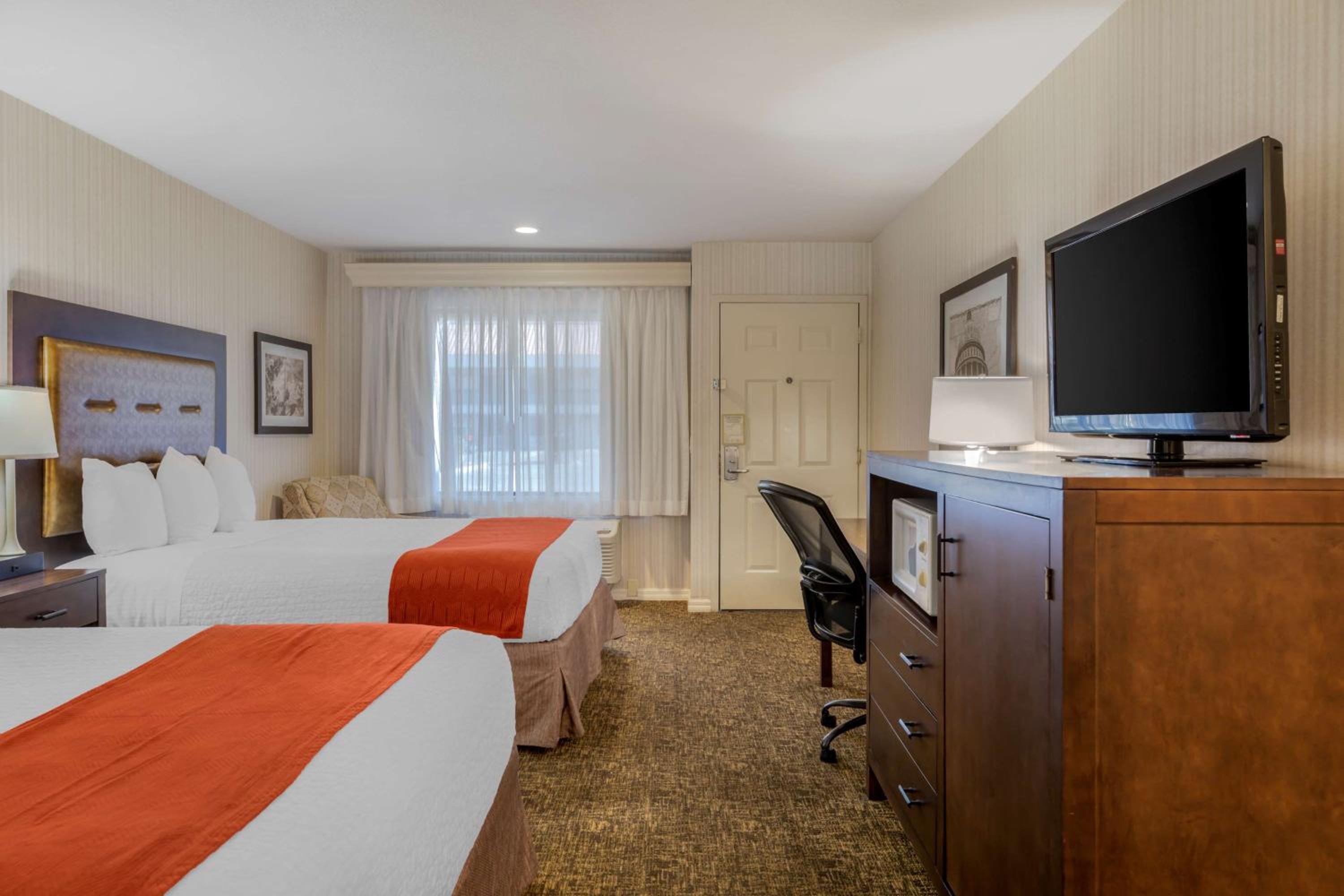 Queen Room with Two Queen Beds - Photo 4