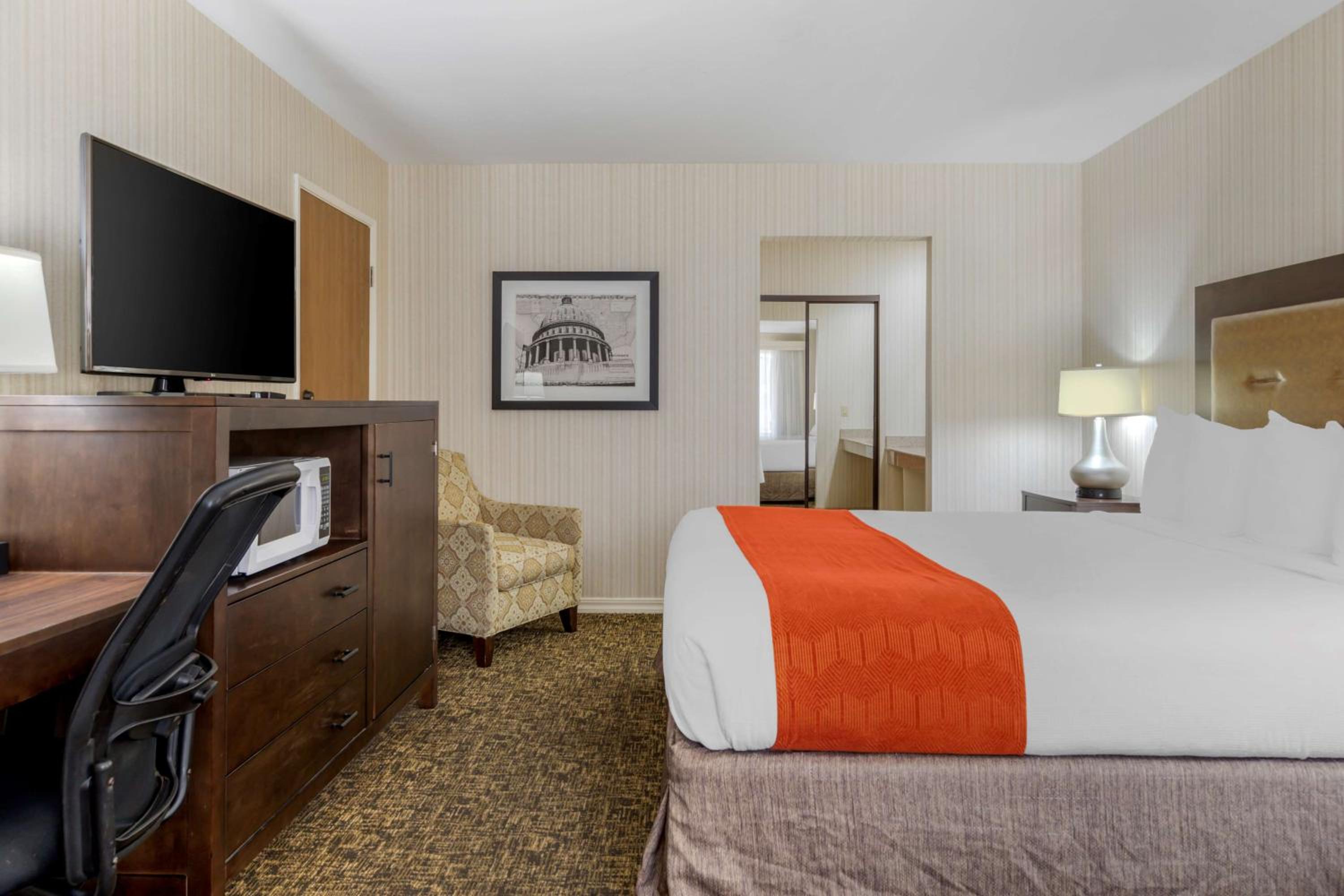 King Room with Roll-In Shower - Mobility Access/Communication Assistance - Photo 3