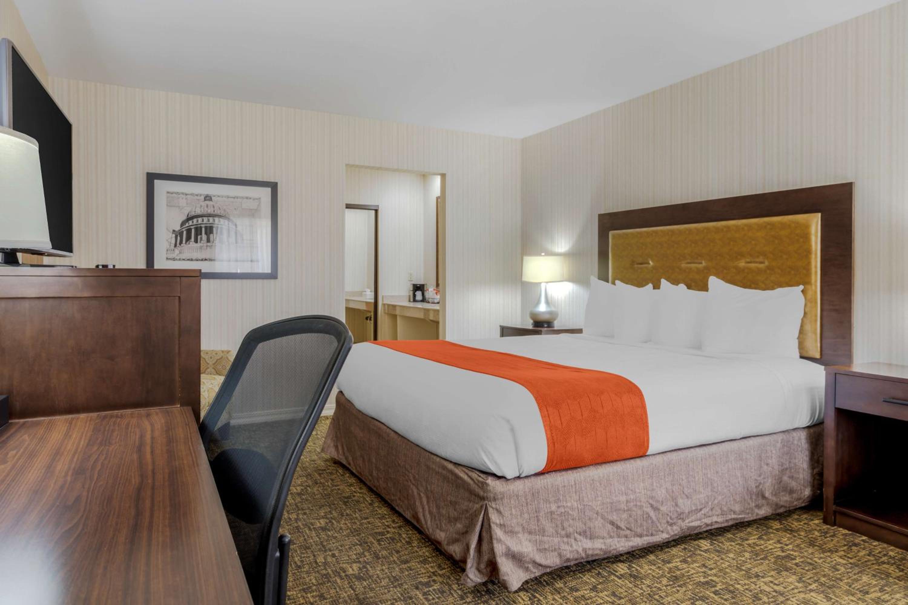 King Room with Roll-In Shower - Mobility Access/Communication Assistance - Photo 1