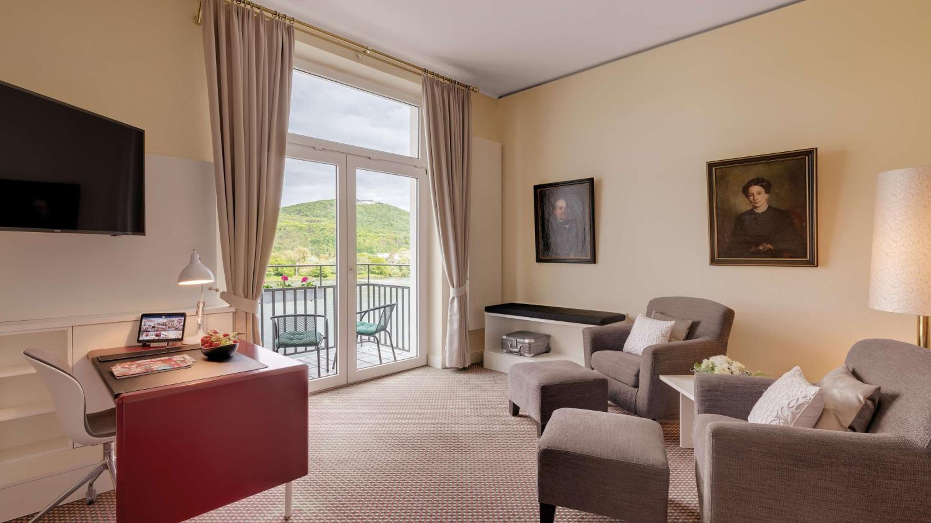 Junior Suite with Balcony - Photo 4