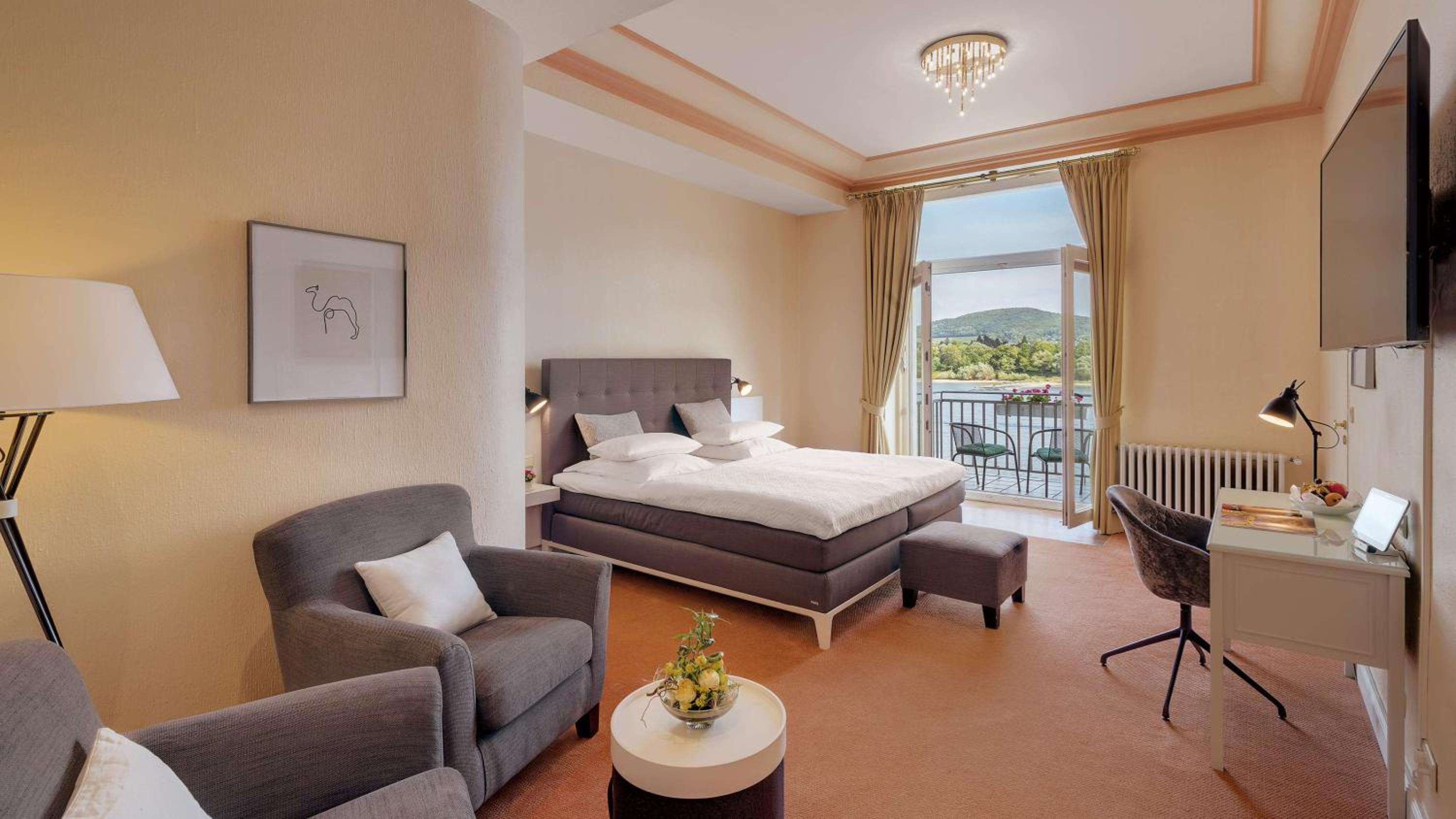 Junior Suite with Balcony - Photo 3