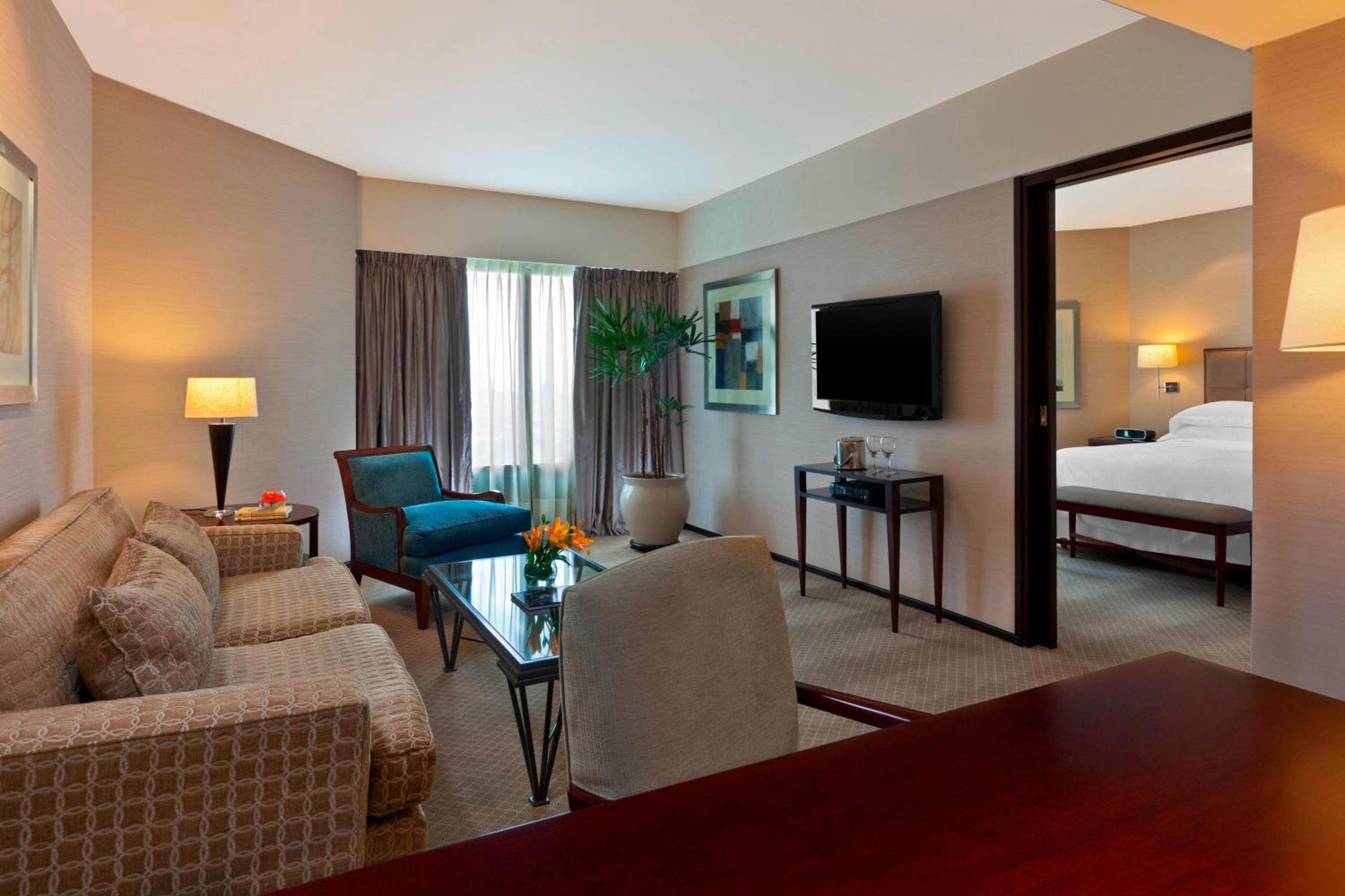 One-Bedroom Premier Suite - Club Lounge