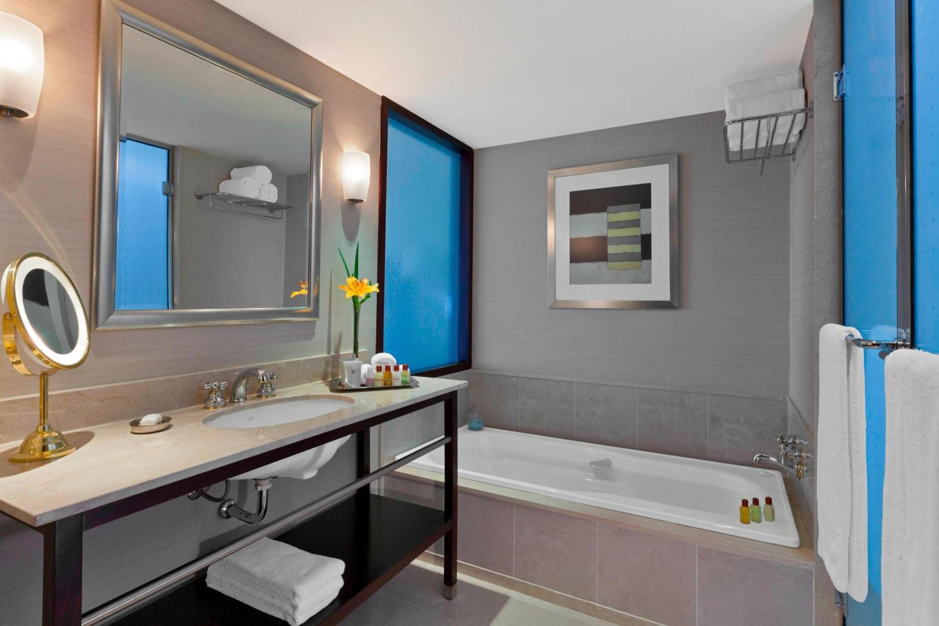 One-Bedroom Premier Suite - Club Lounge thumbnail 6