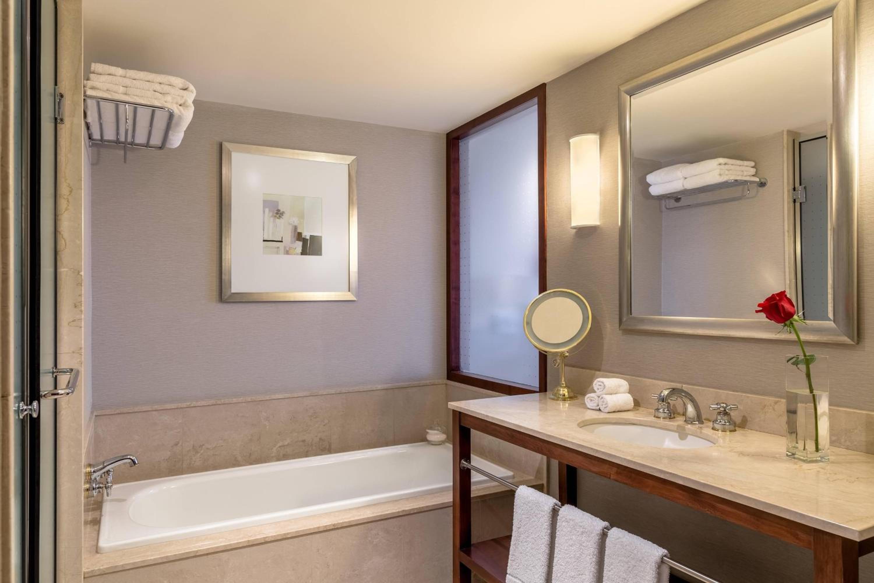 One-Bedroom Premier Suite - Club Lounge thumbnail 5