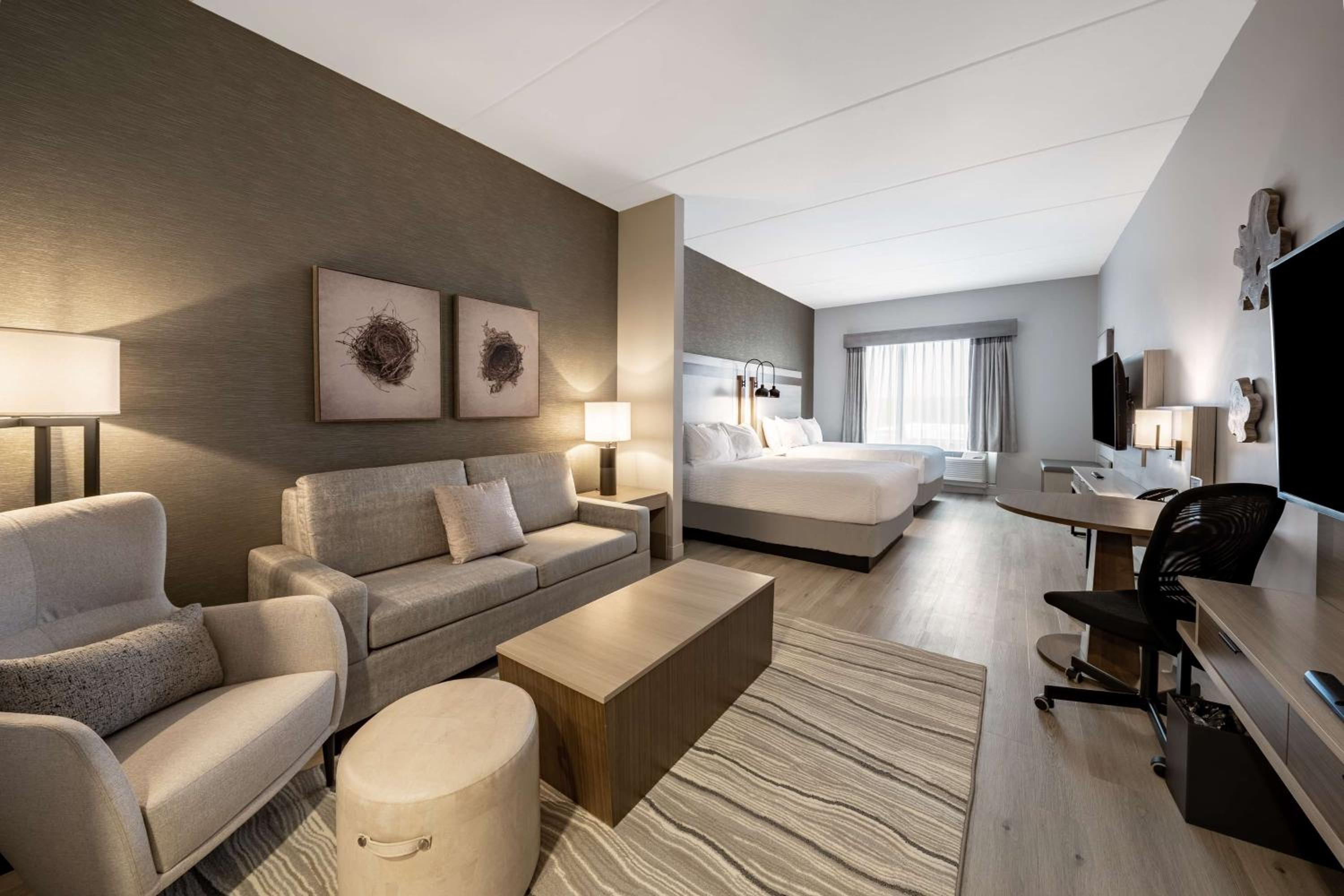 Queen Suite with Two Queen Beds - Photo 5