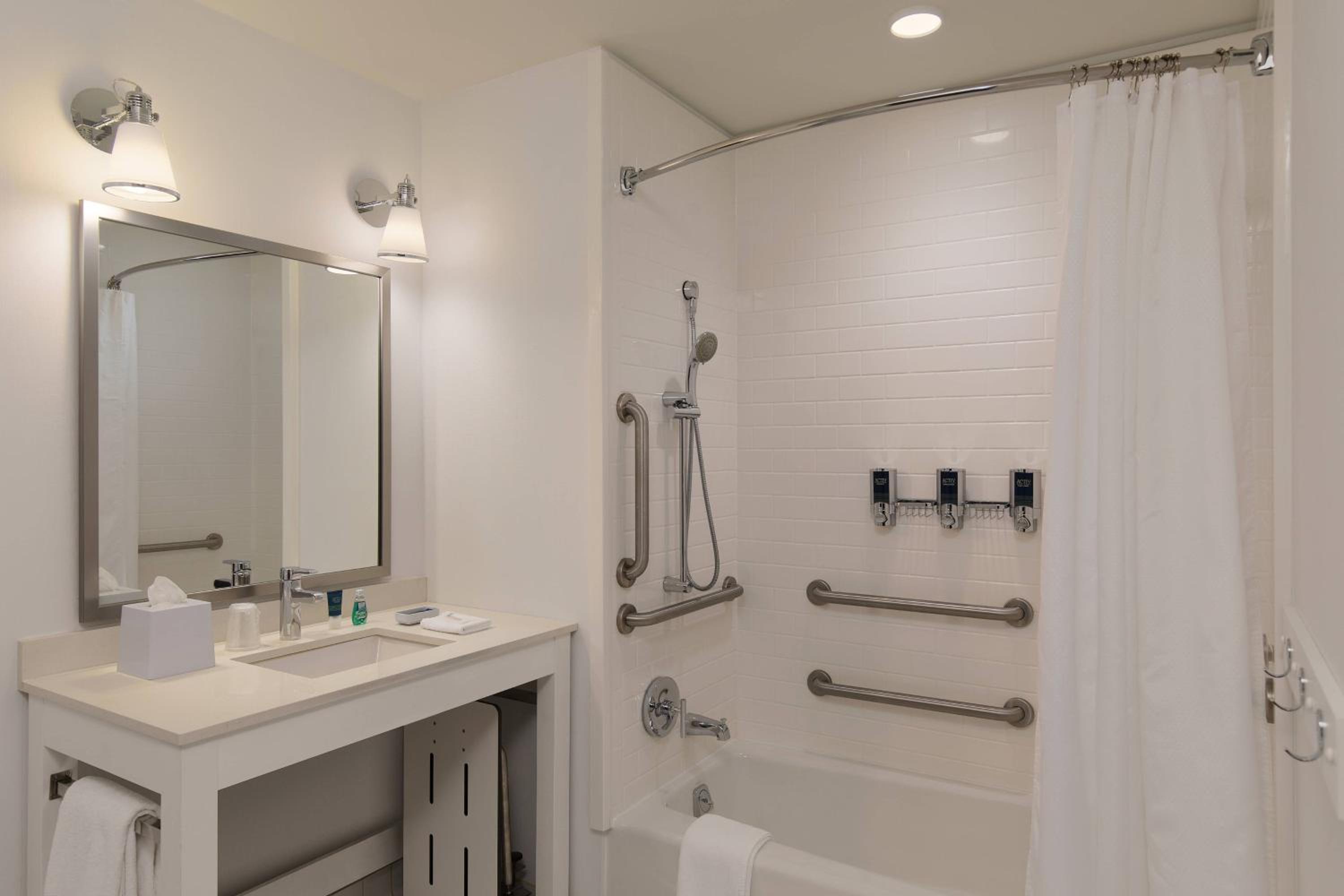 Queen Room with Two Queen Beds and Tub - Mobility and Hearing Accessible photo 3
