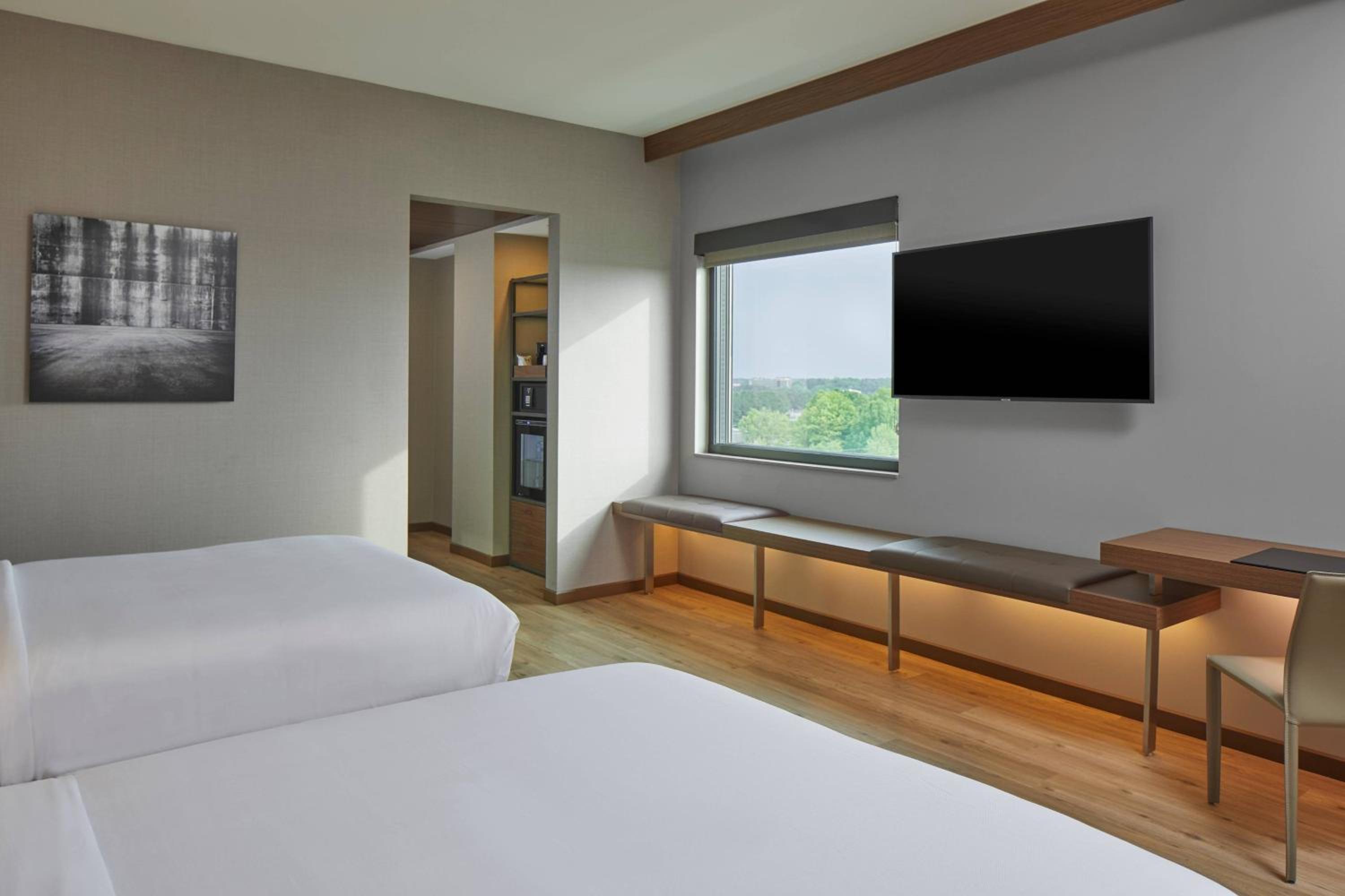 Guest room, 2 Queen, Corner room - Photo 1