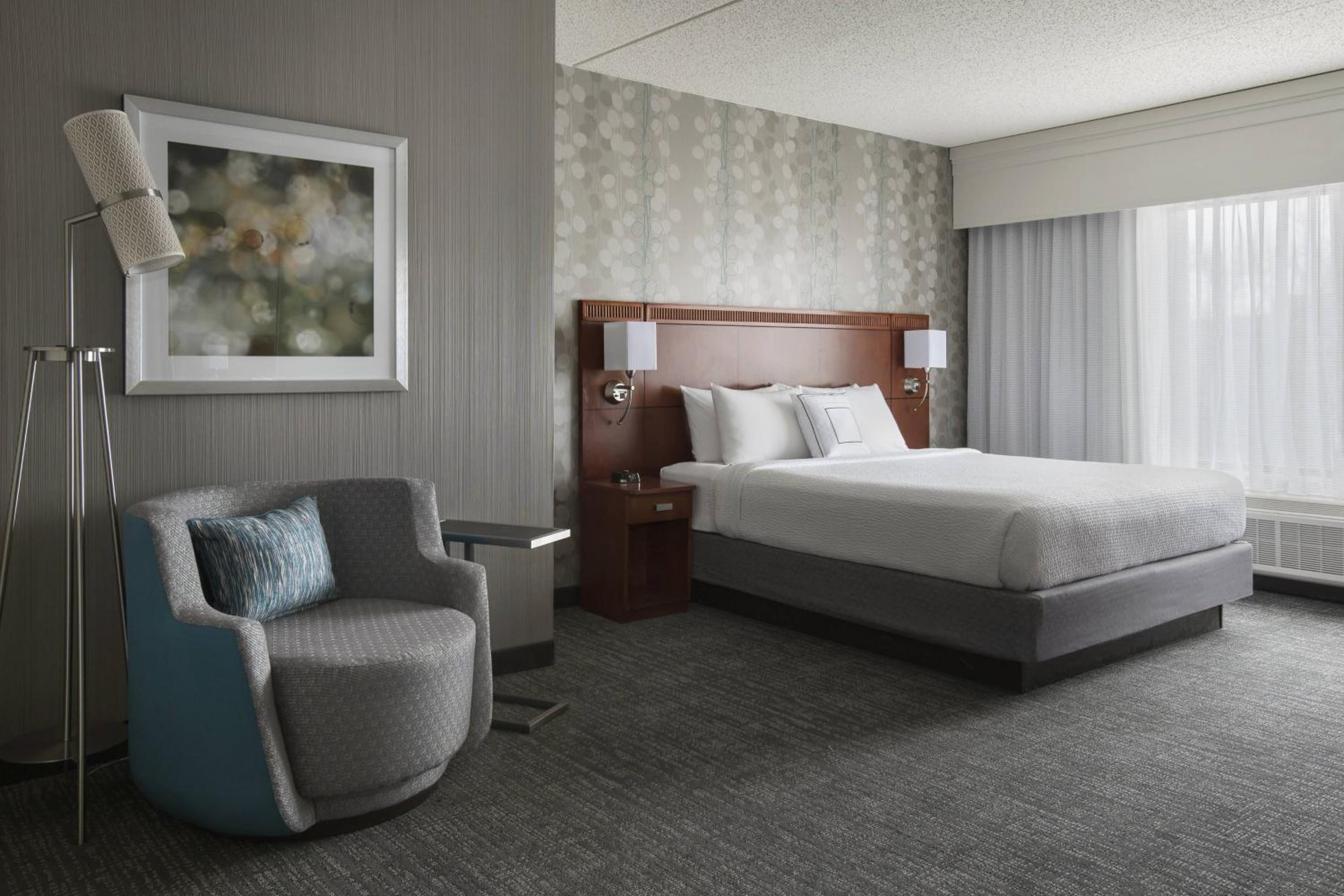 Executive Suite, 1 King, Sofa bed photo 1