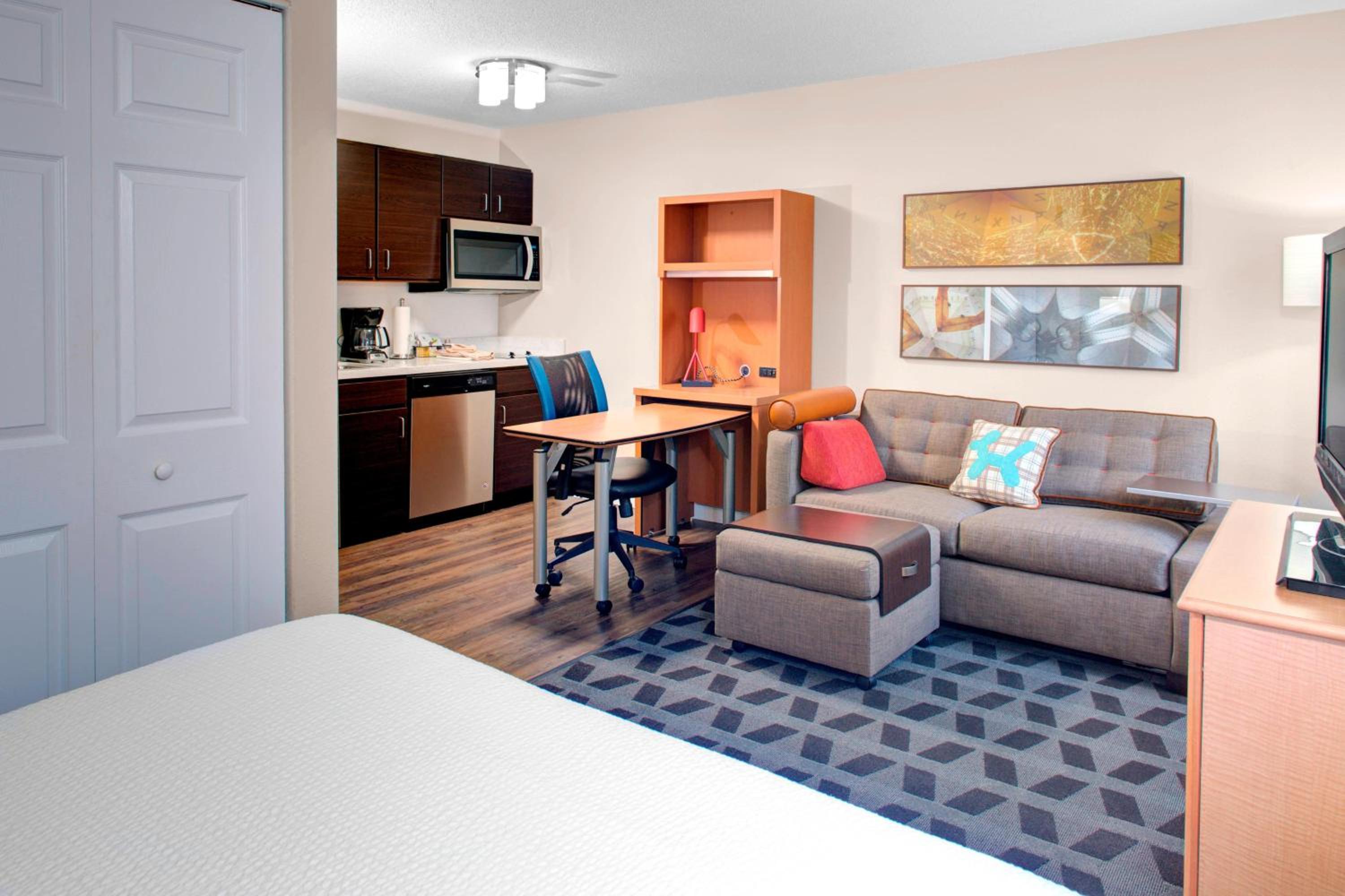 Queen Studio with Sofa Bed - Photo 4