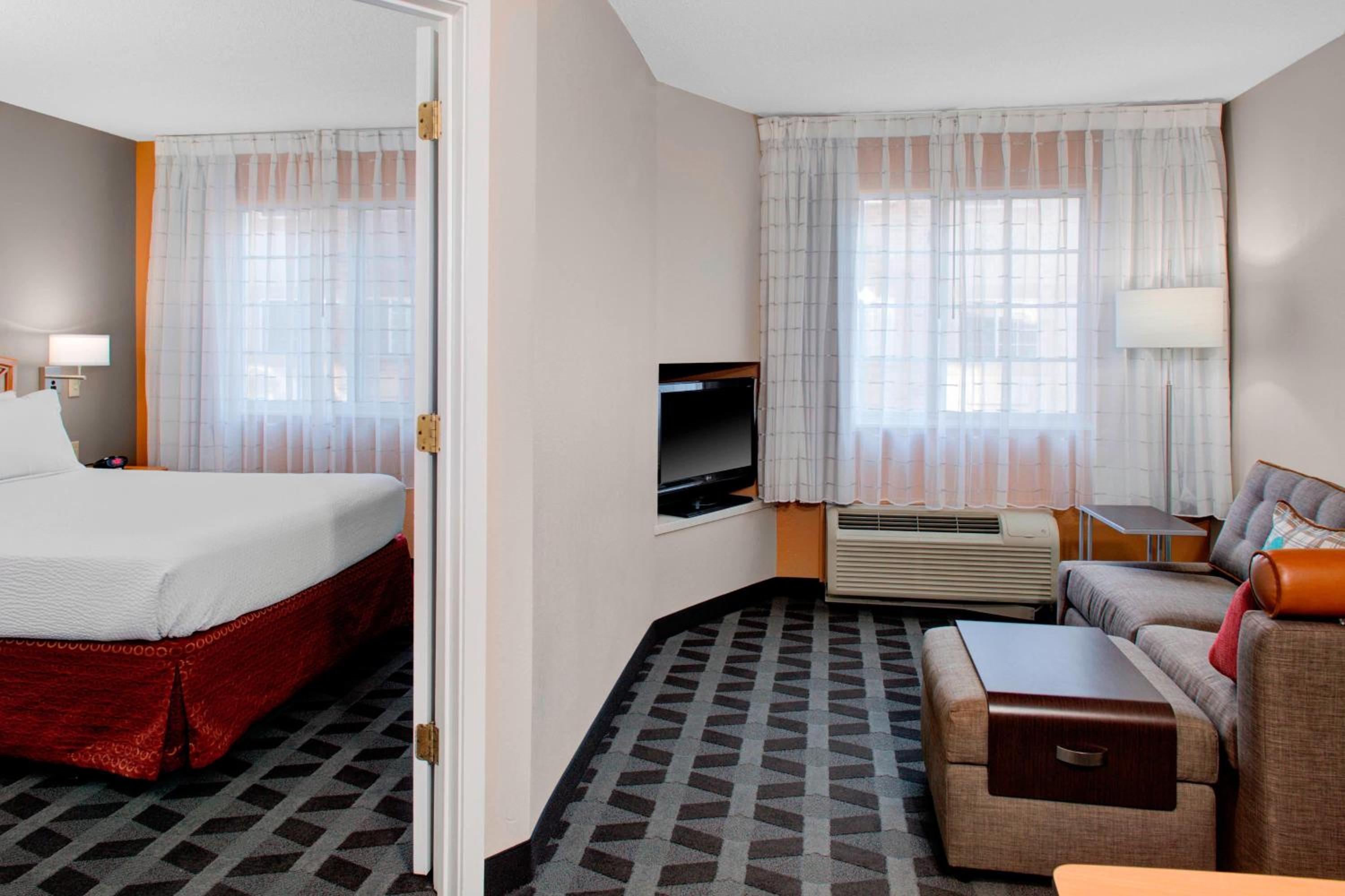 One-Bedroom Queen Suite with Sofa Bed - Photo 4