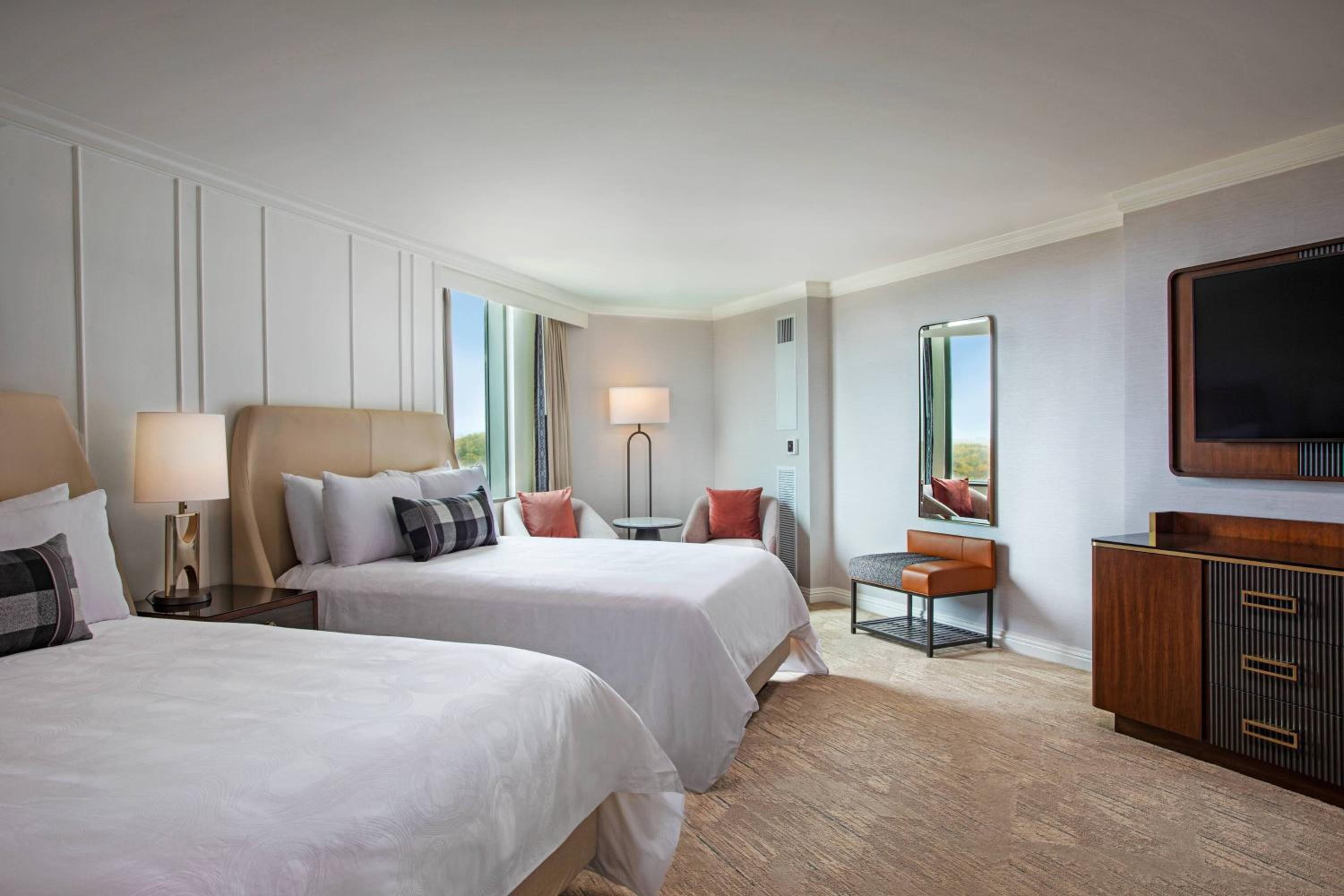 Deluxe Room, Larger Guest room, 2 Queen - Photo 1