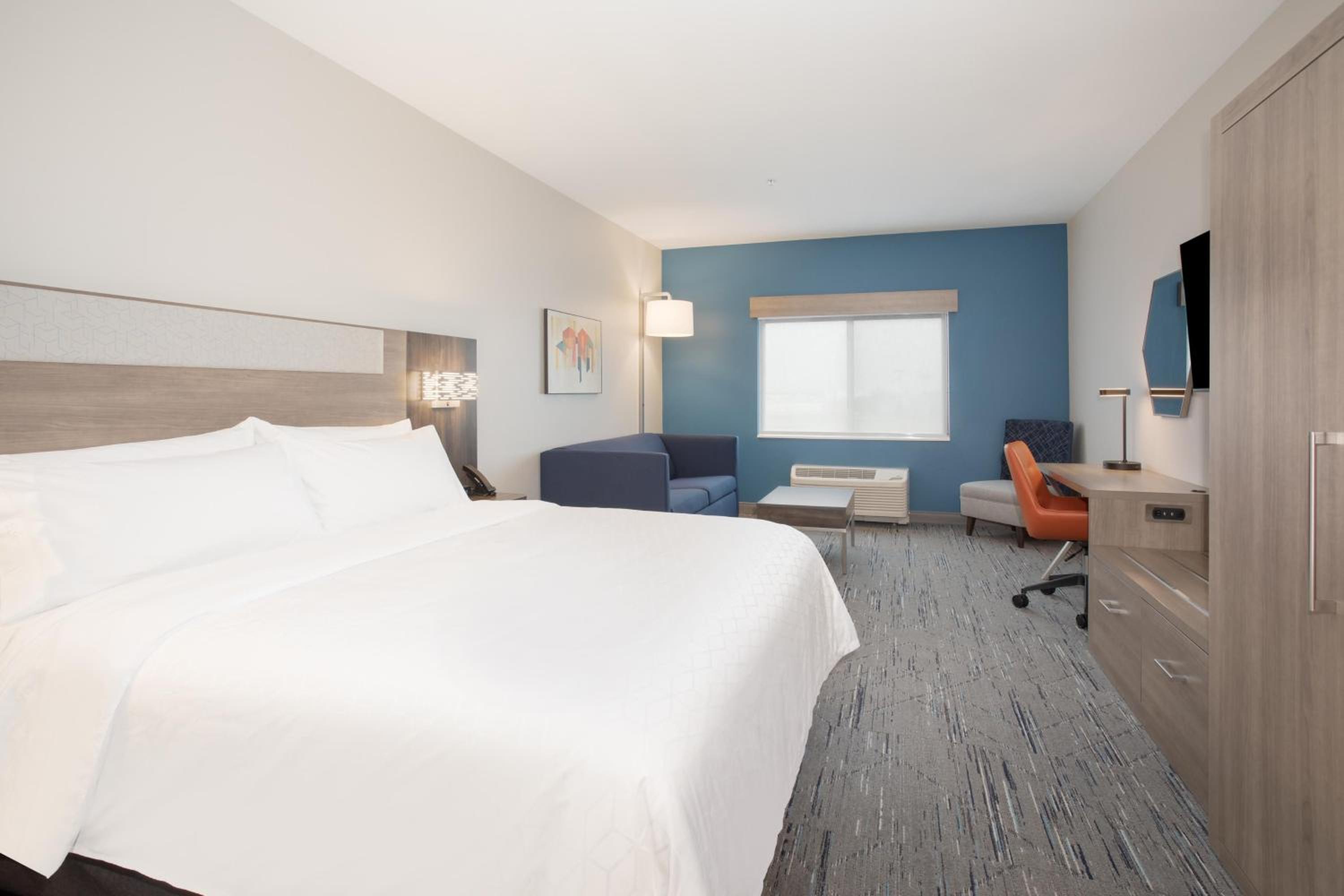 One-Bedroom Suite - Photo 2