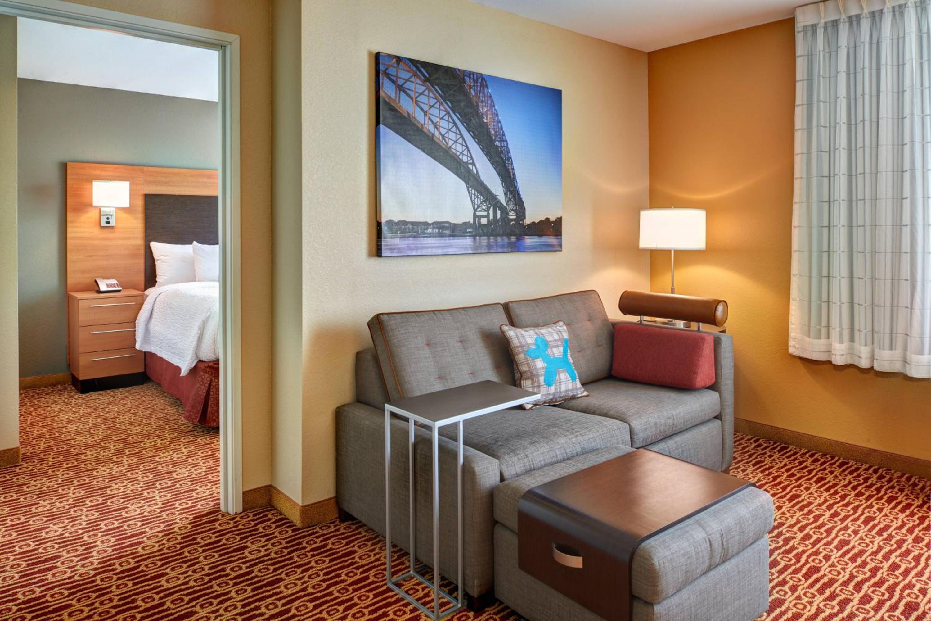 One-Bedroom Suite with City View photo 3