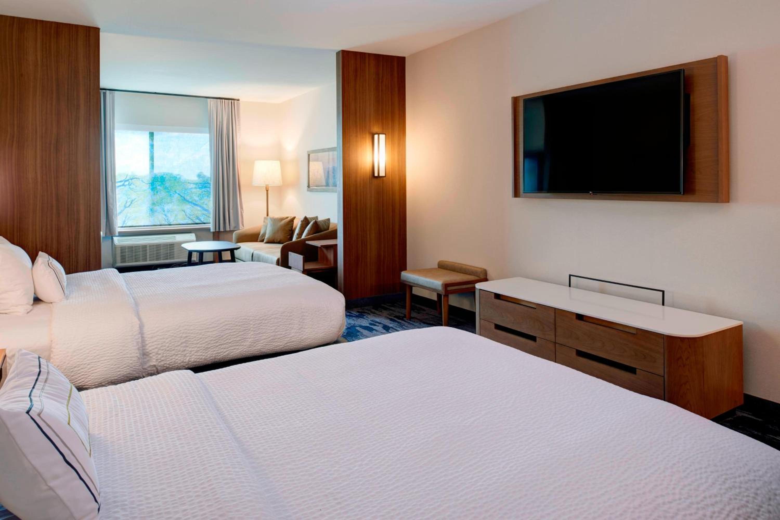 Queen Suite with Two Queen Beds photo 1