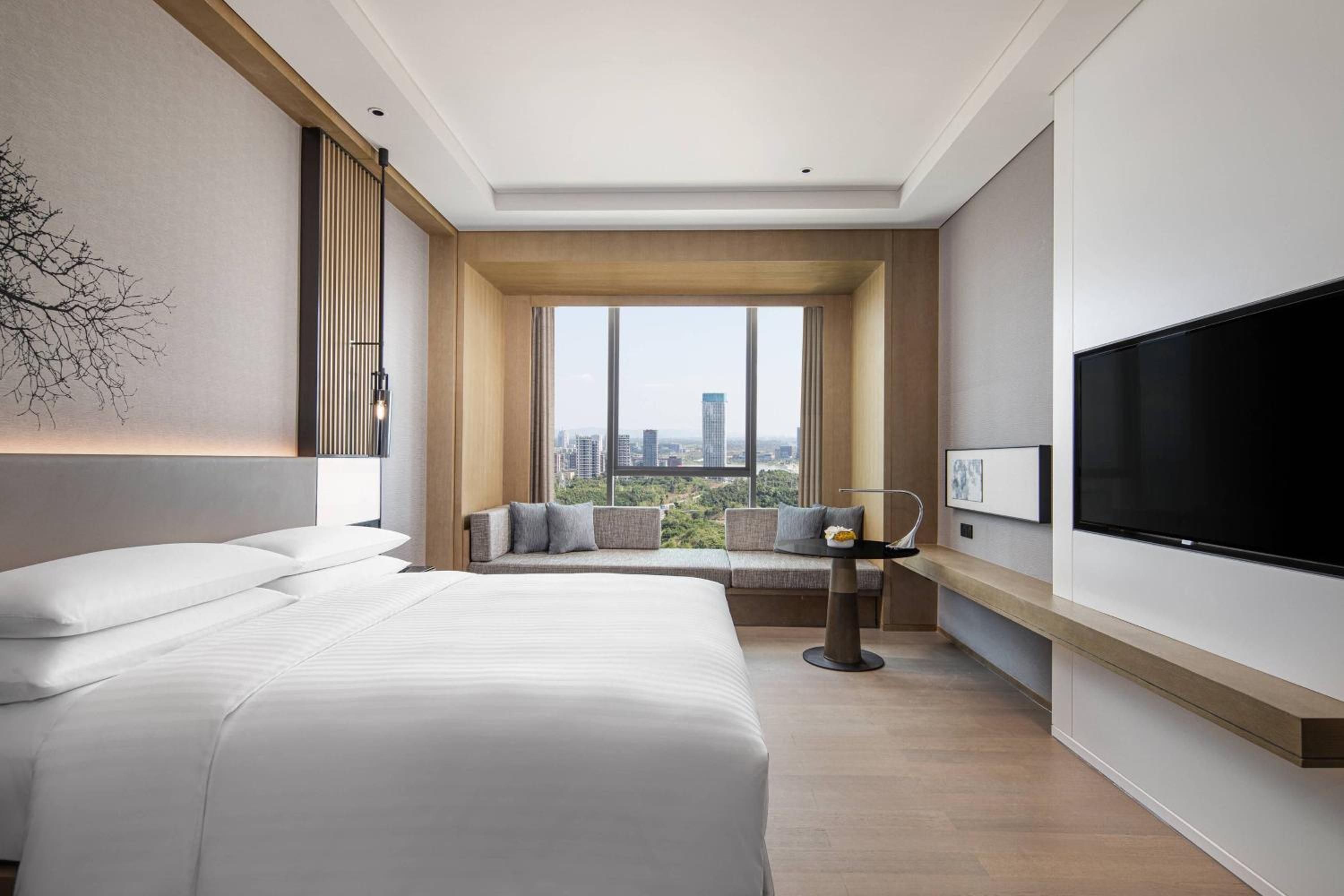 Guest room, 1 King,  High floor，Lake view photo 3
