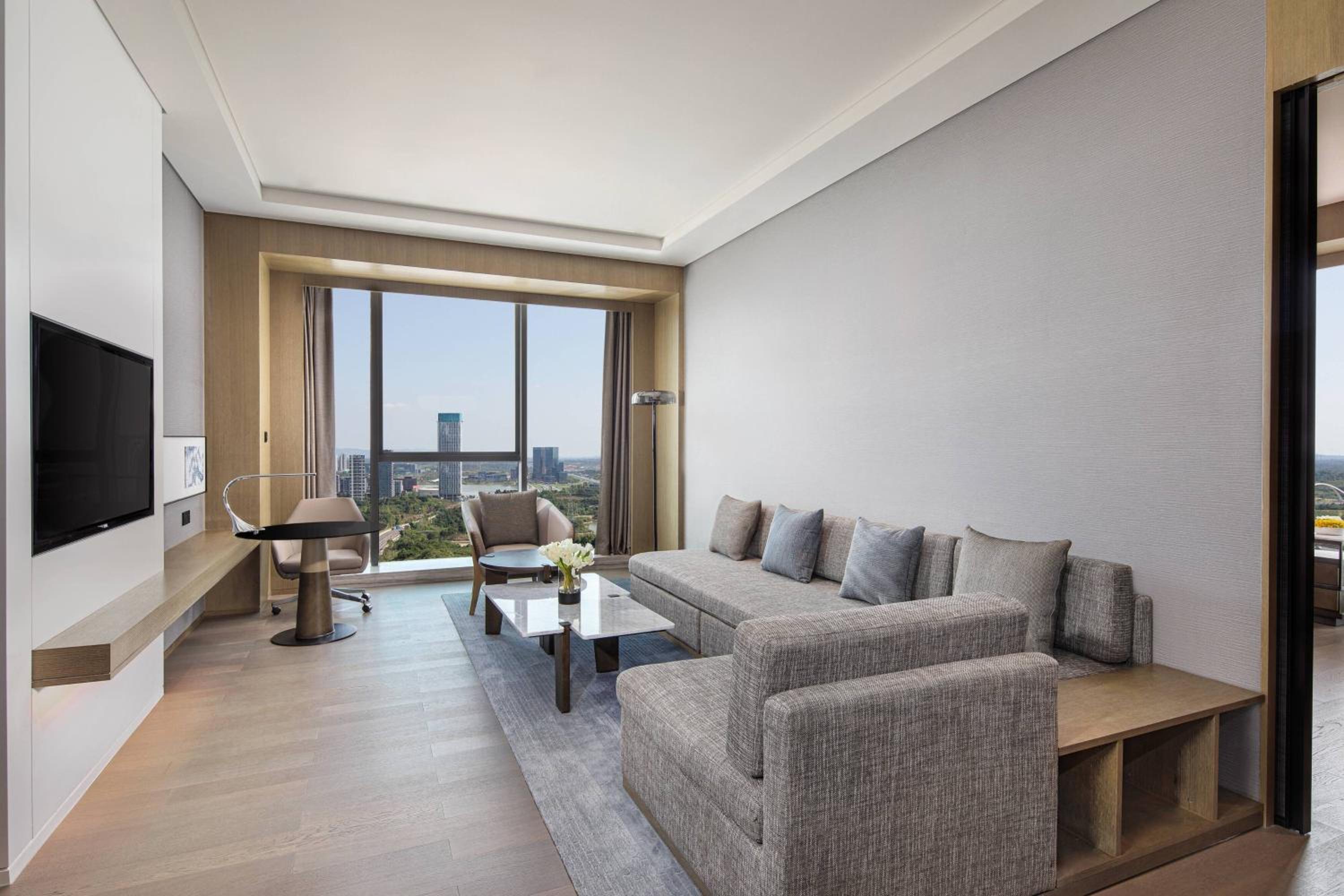 Guest room, 1 Bedroom Suite, 1 King，High floor，Lake view photo 1