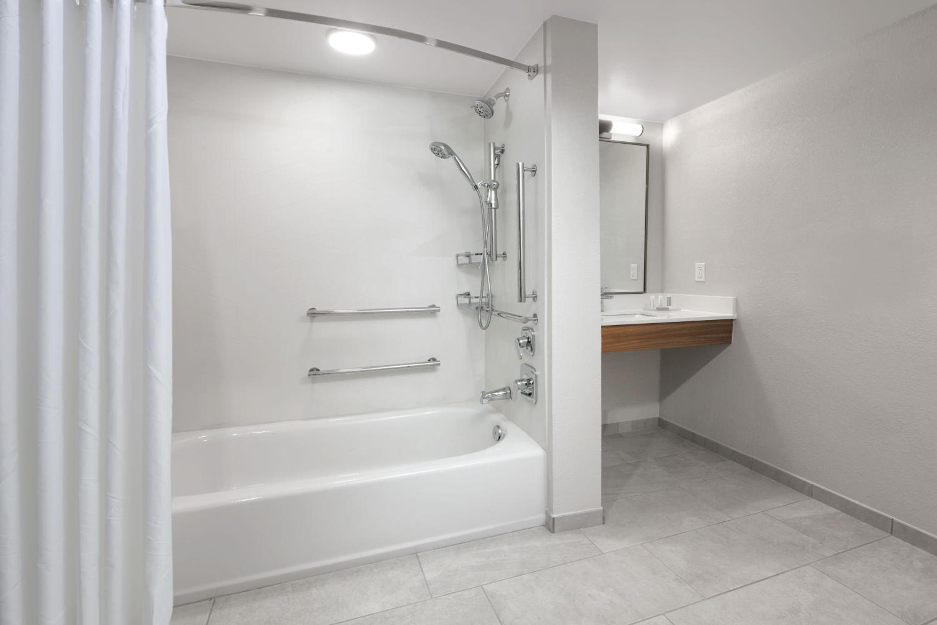 King Room - Mobility Accessible - Photo 3