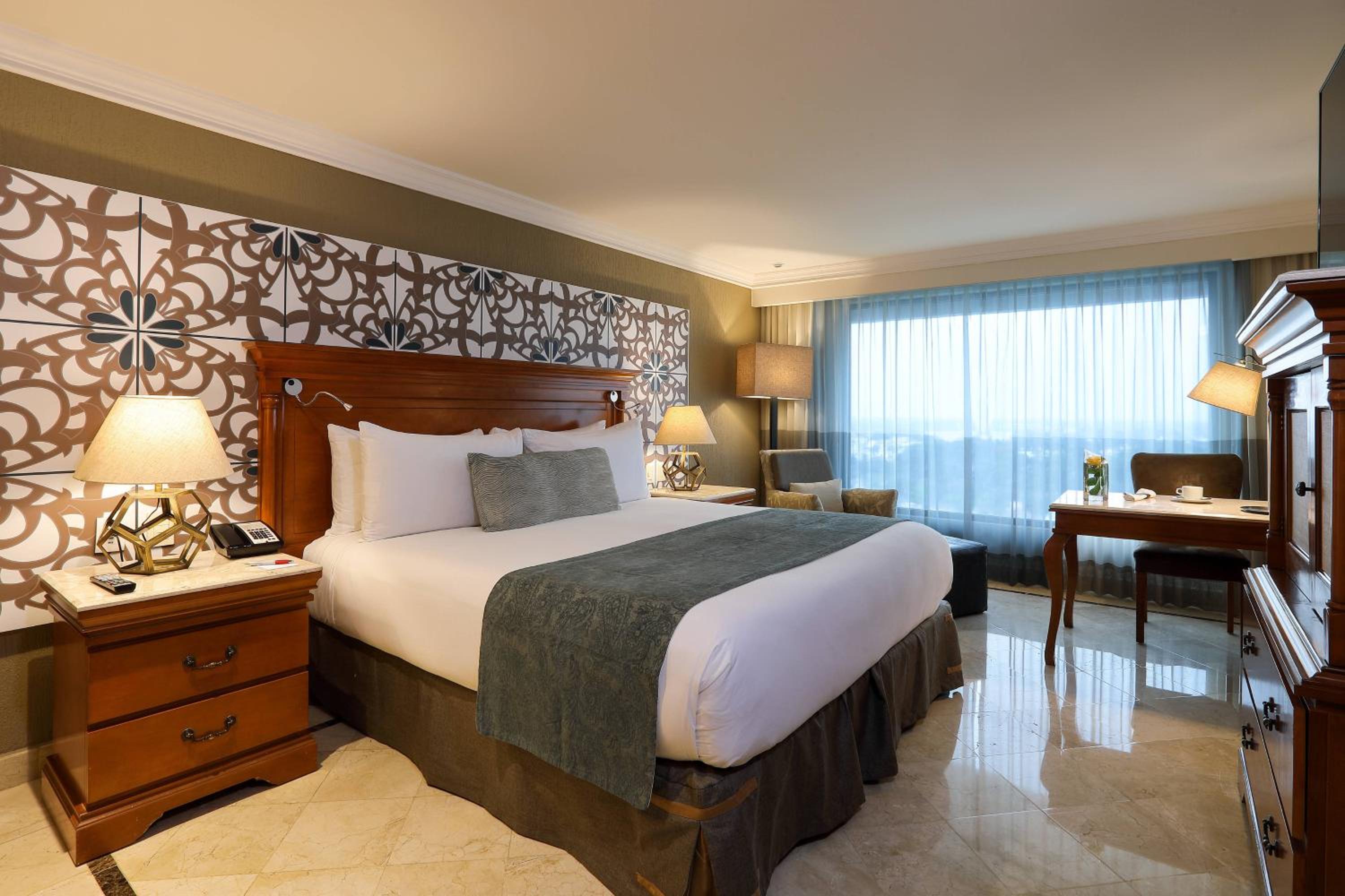 Deluxe Room, 1 King Bed - Photo 1