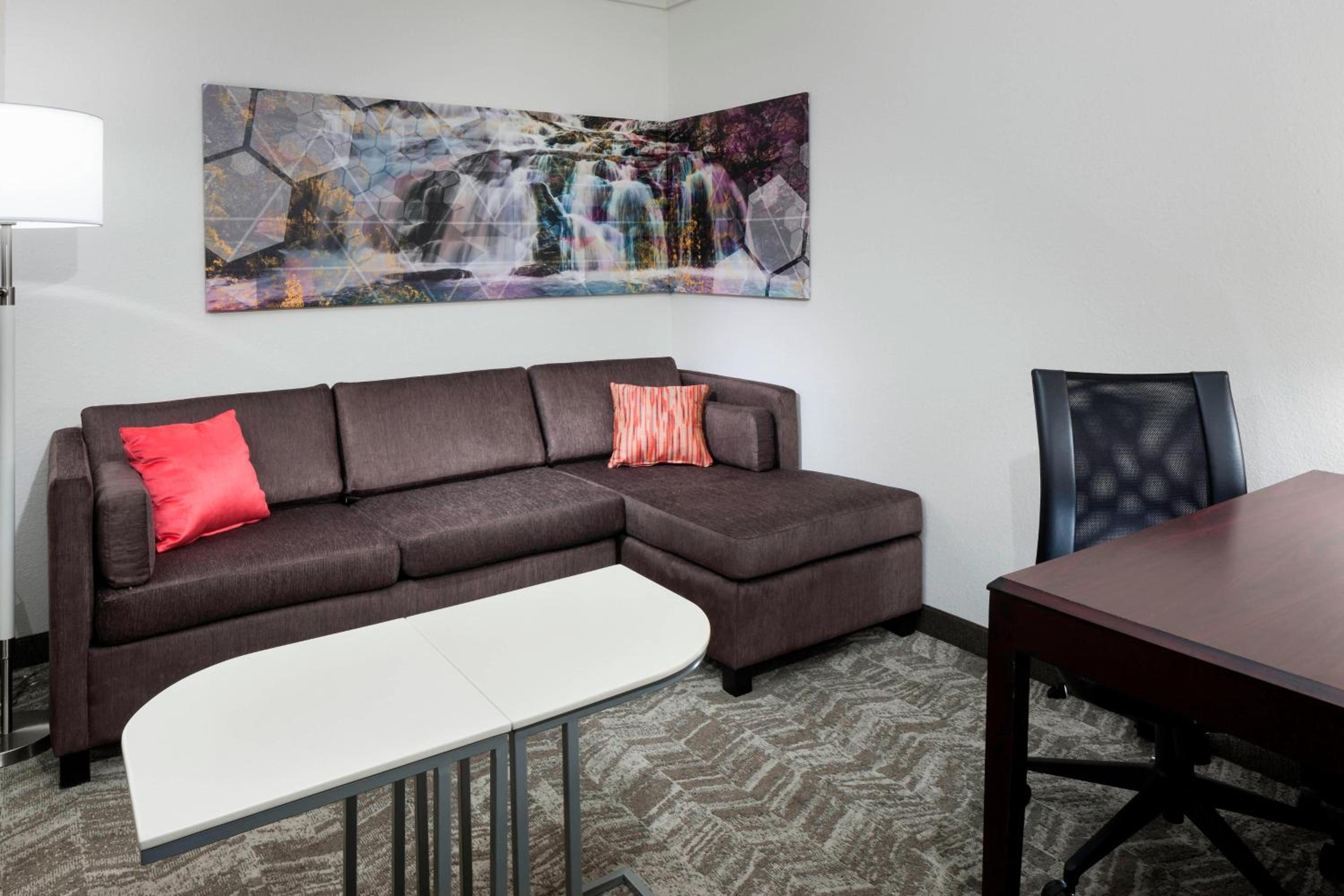 One-Bedroom King Suite - Photo 4