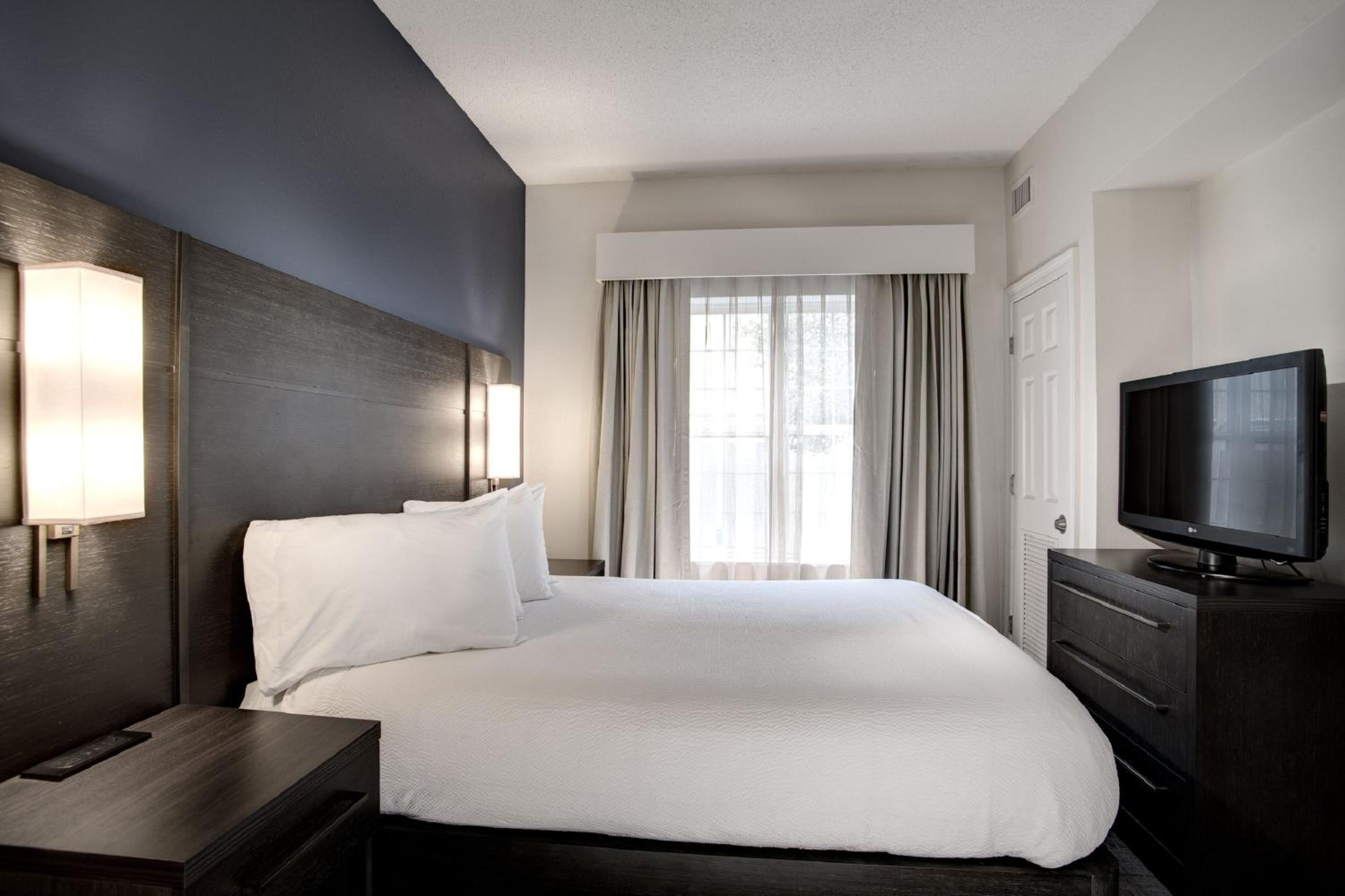 One-Bedroom Queen Suite with Sofa Bed - Photo 4