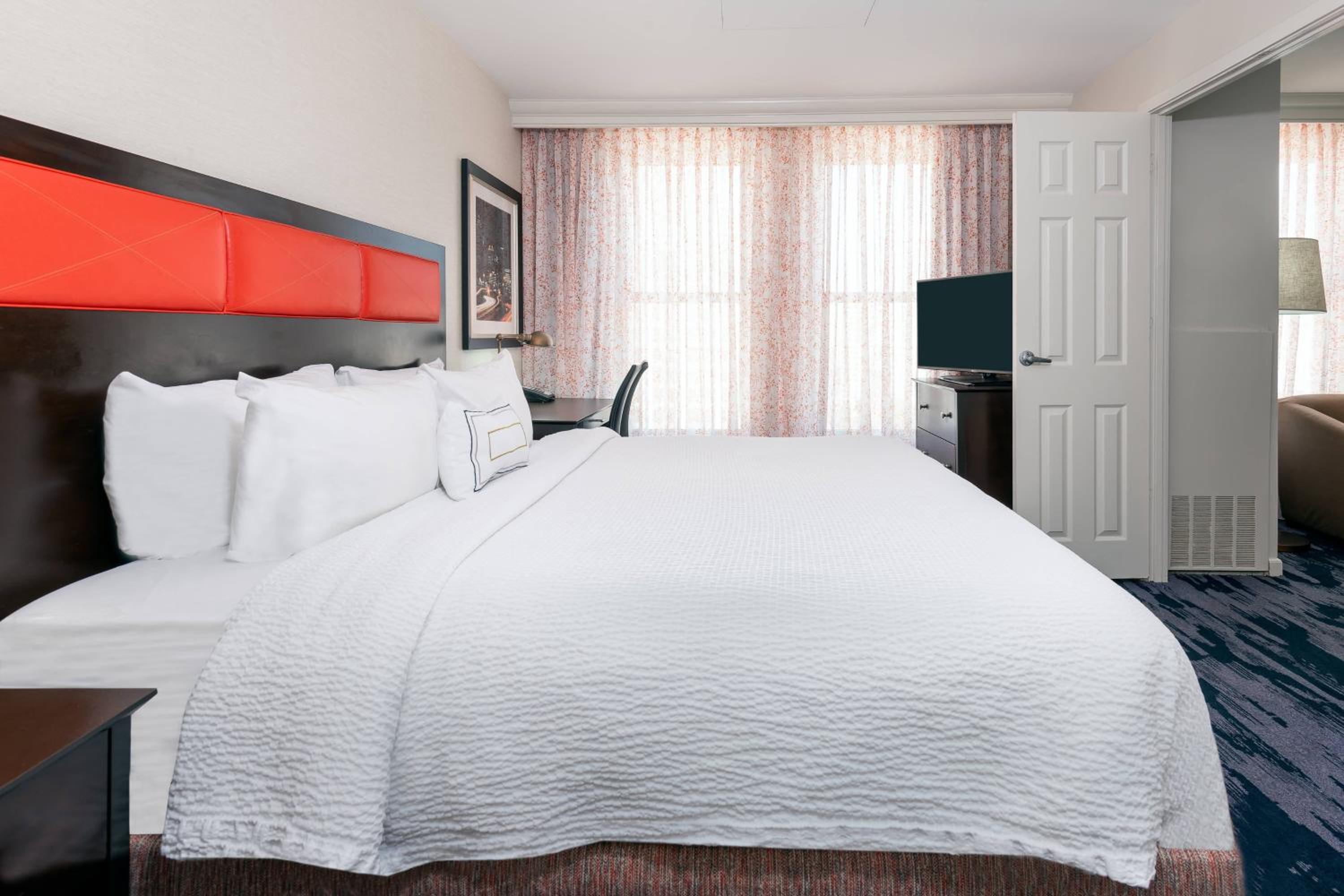One-Bedroom King Suite - Photo 3