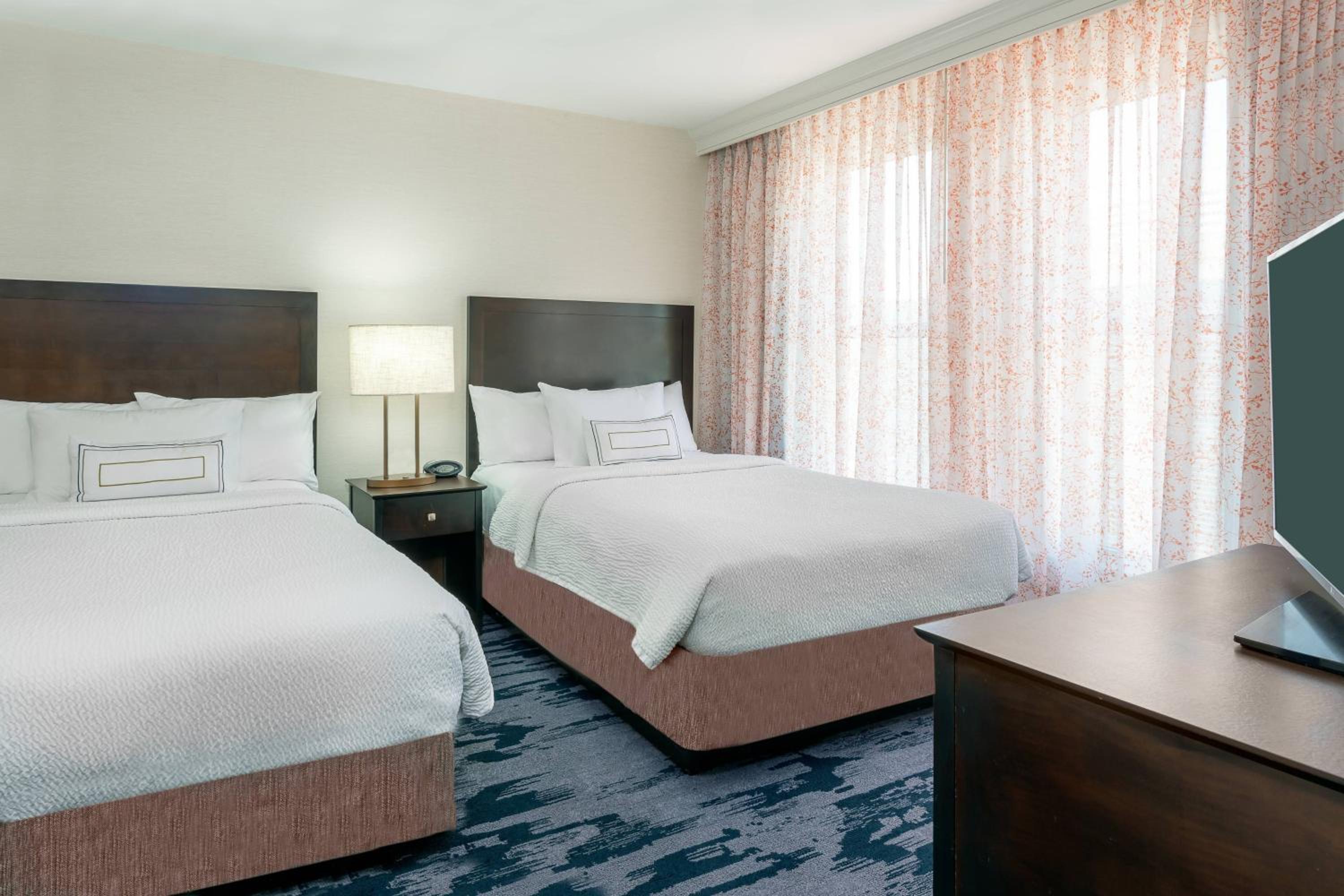 Two Double Beds Suite With Sofa Bed And Living Room - Photo 3
