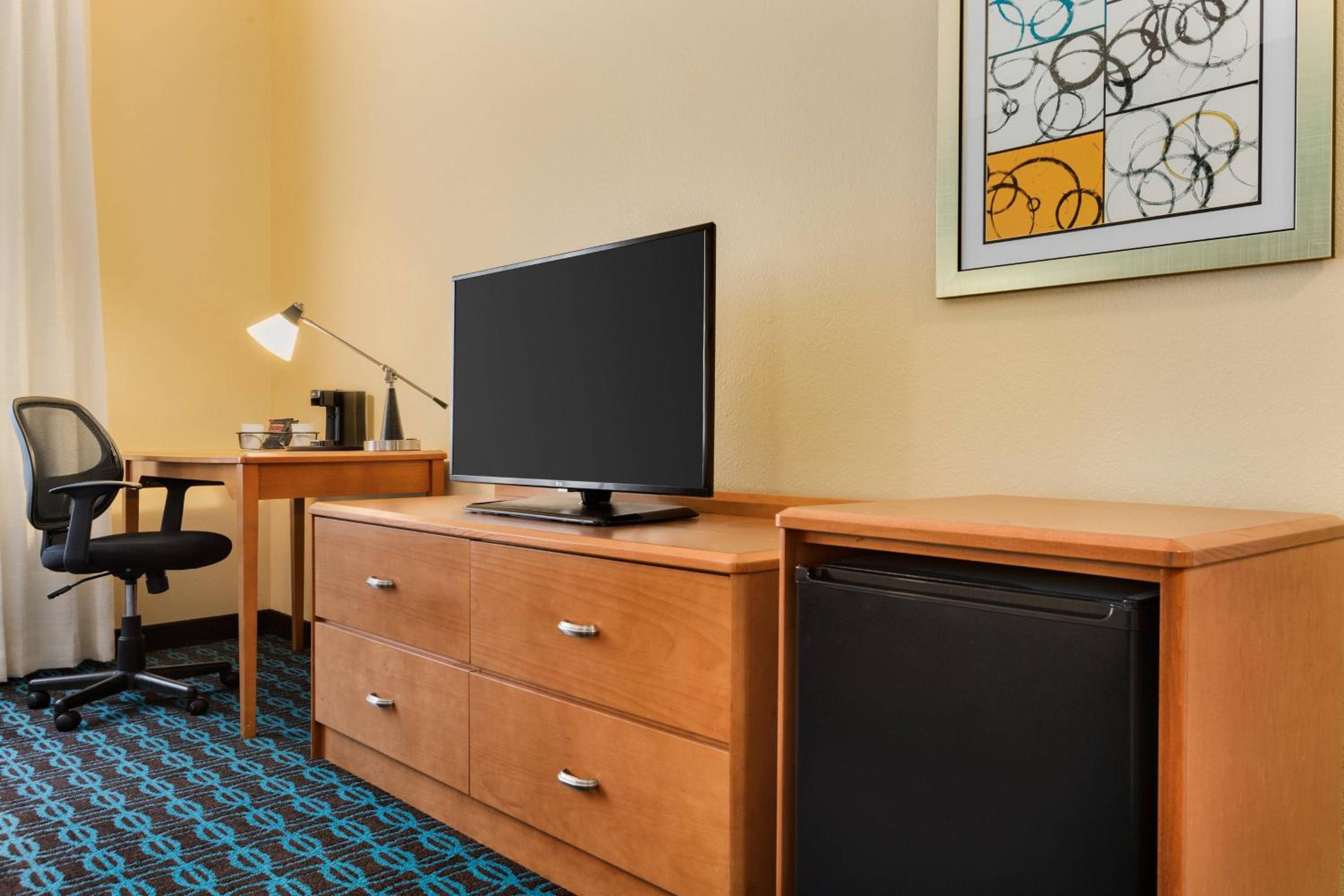 King Room with Adapted Tub - Mobility Accessible - Photo 3
