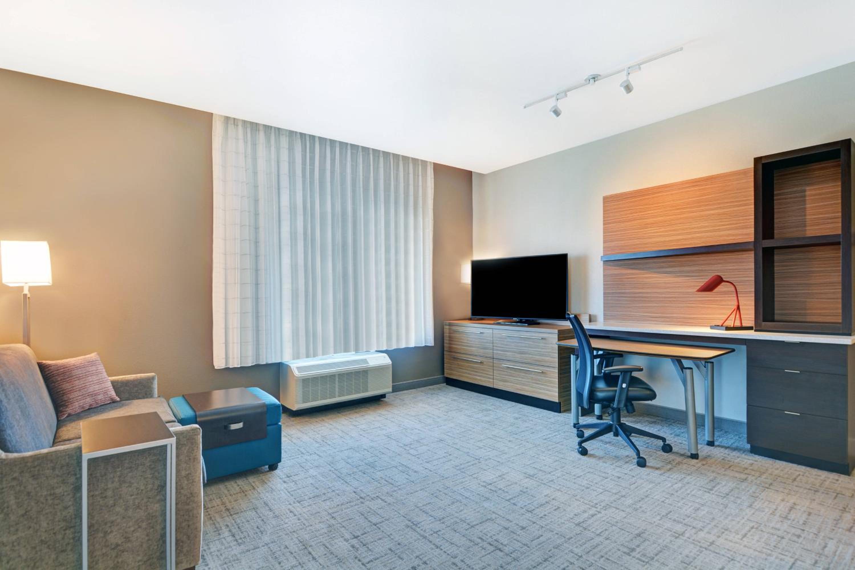 1 Bedroom Suite, 1 King, Sofa bed - Photo 1