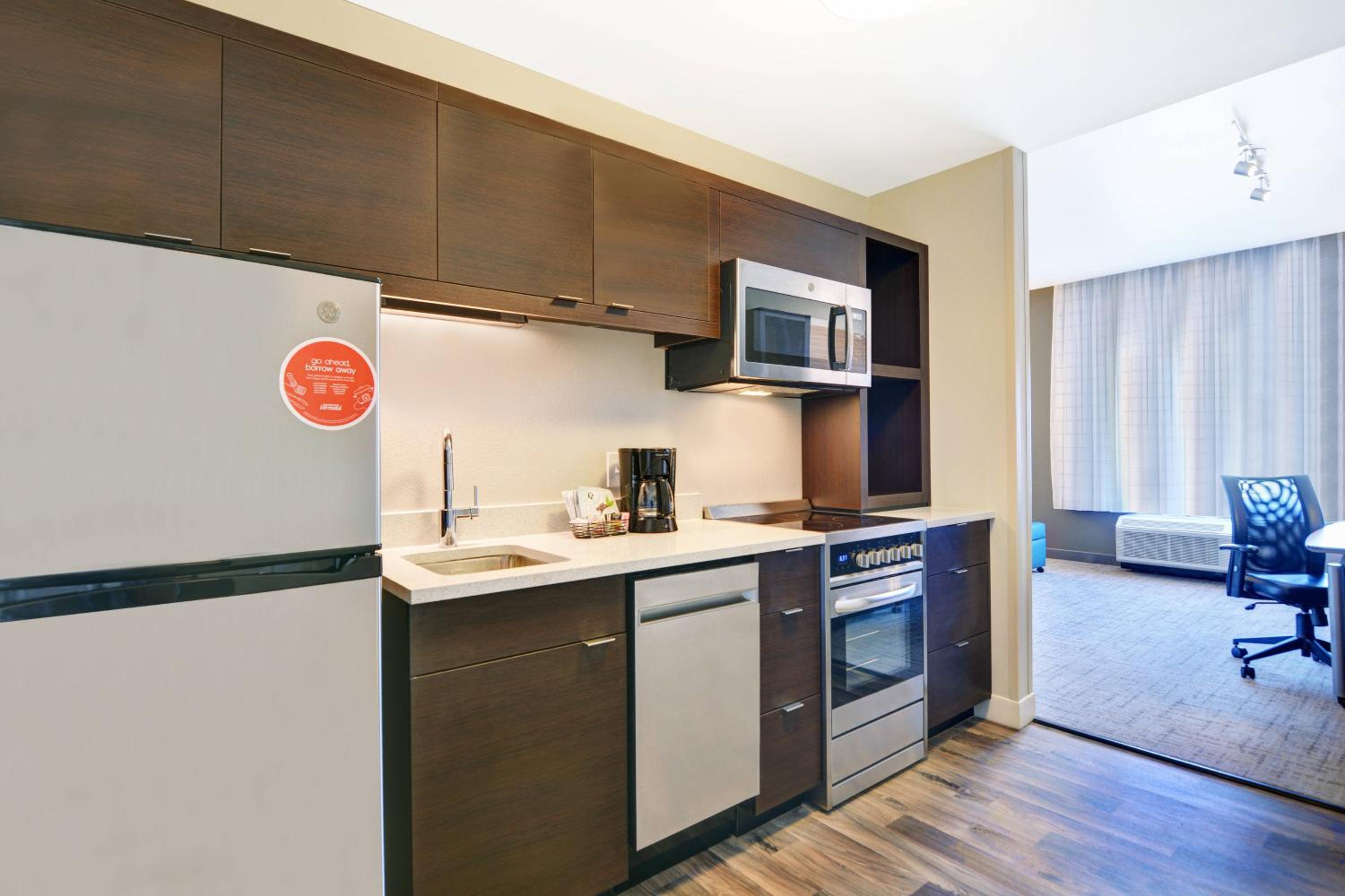 1 Bedroom Suite, 1 King, Sofa bed - Photo 2