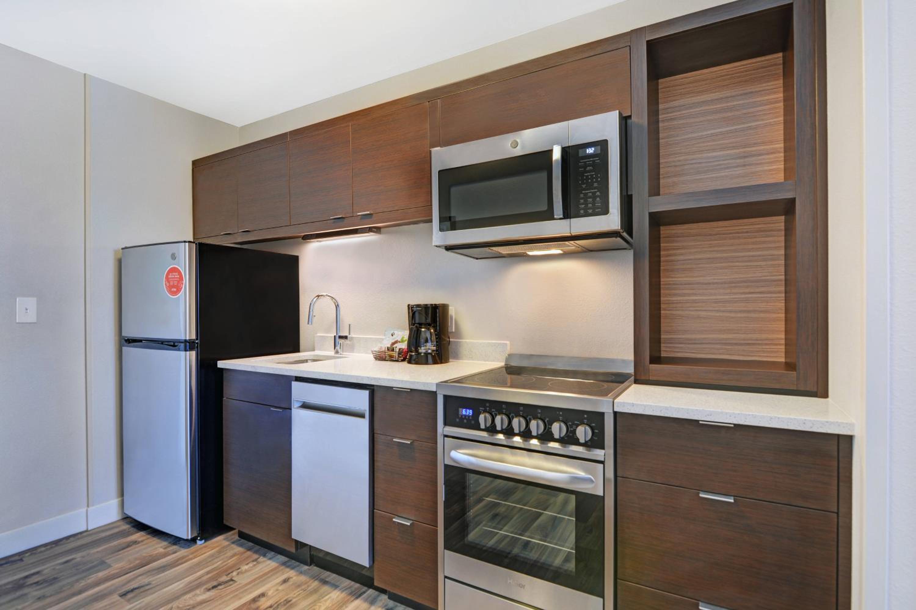1 Bedroom Suite, 1 King, Sofa bed - Photo 3