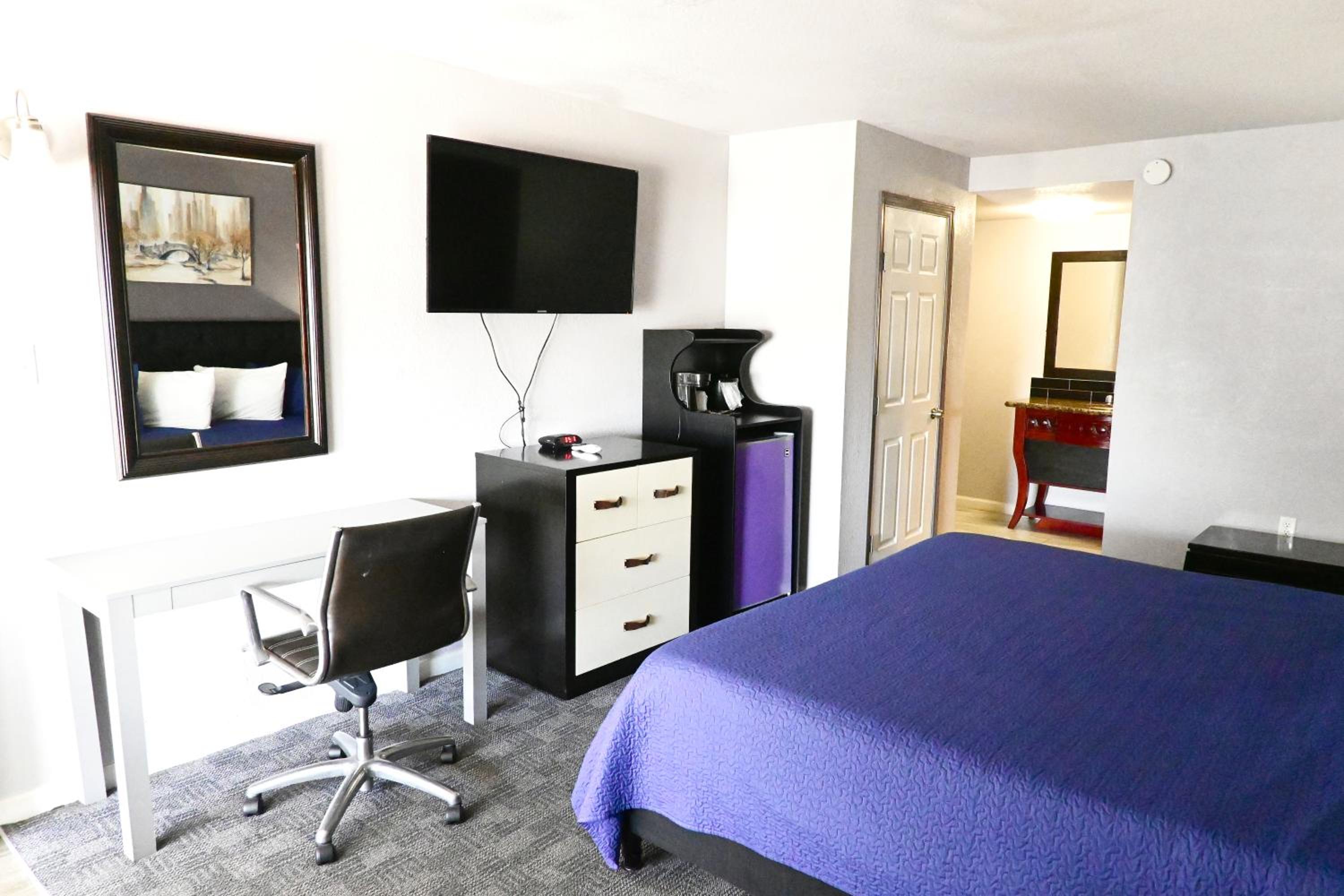 Deluxe King Room - Photo 9