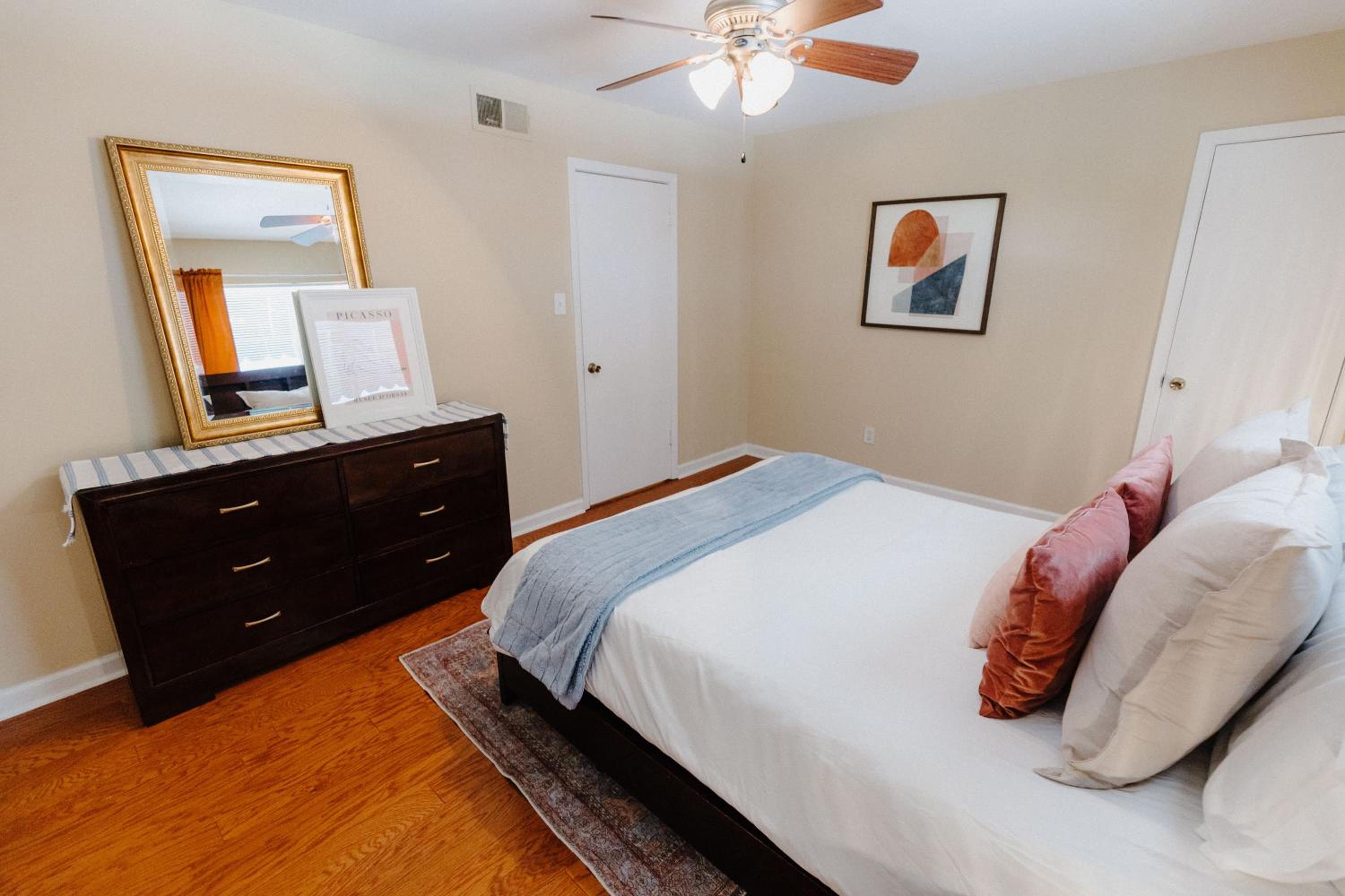 Three-Bedroom Apartment - Photo 36