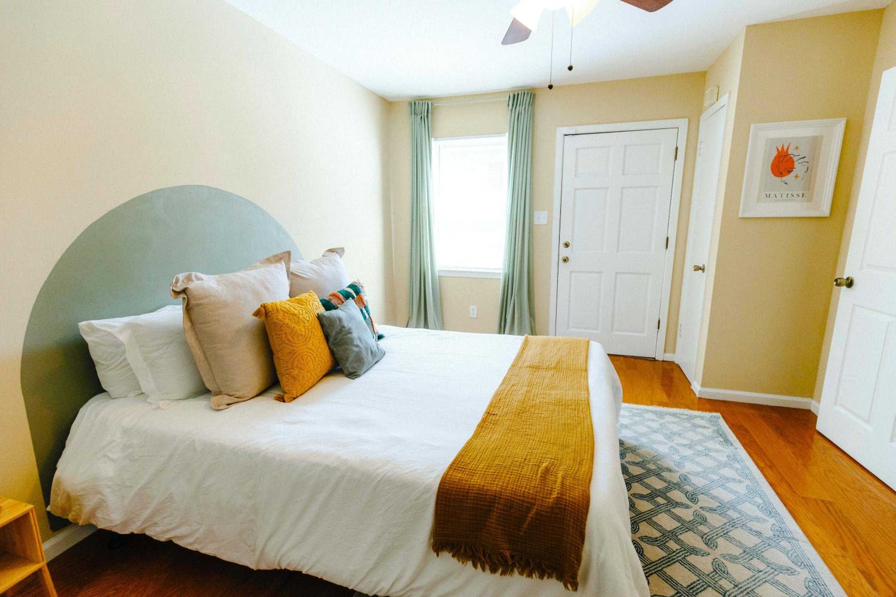 Three-Bedroom Apartment - Photo 32