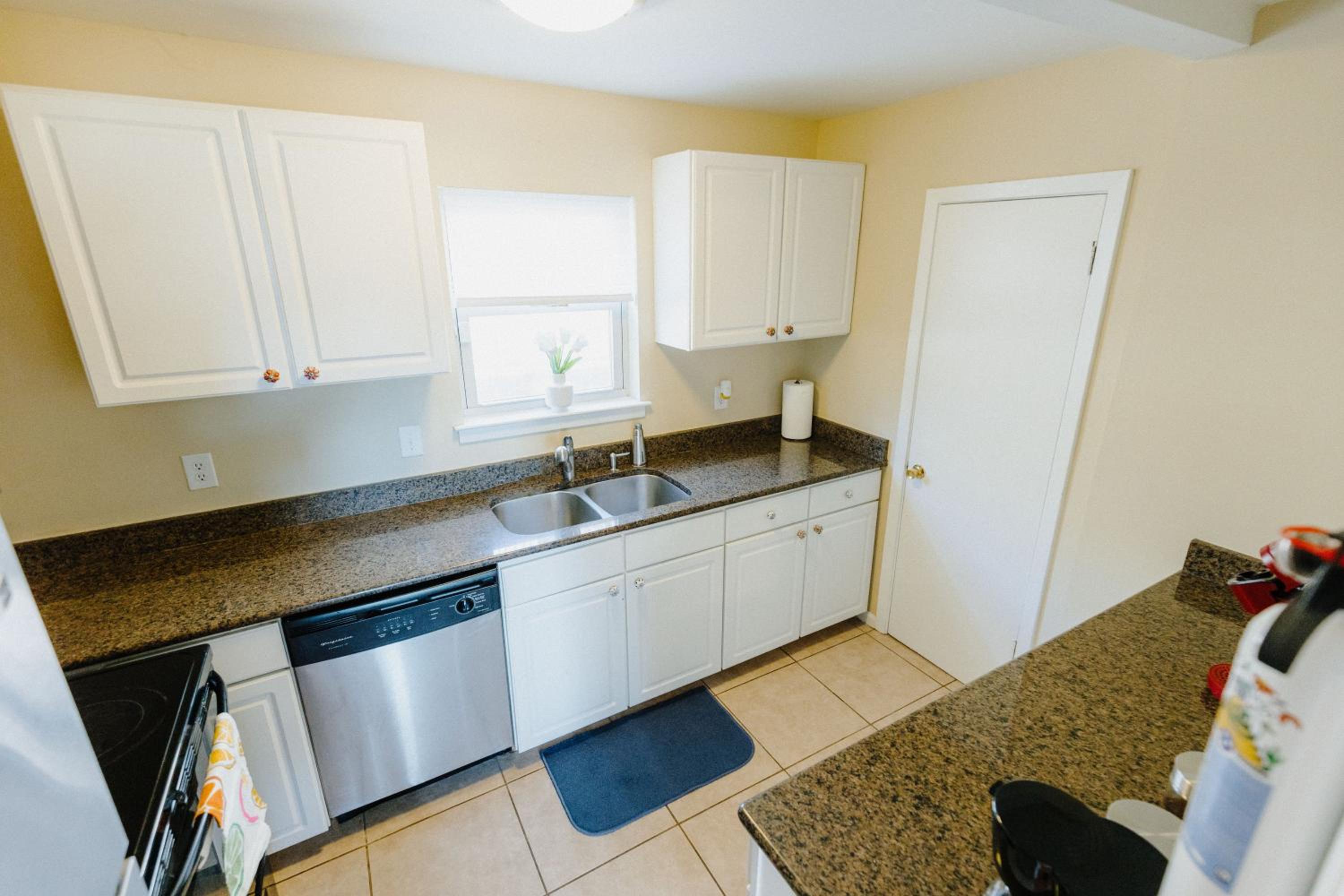 Three-Bedroom Apartment - Photo 5