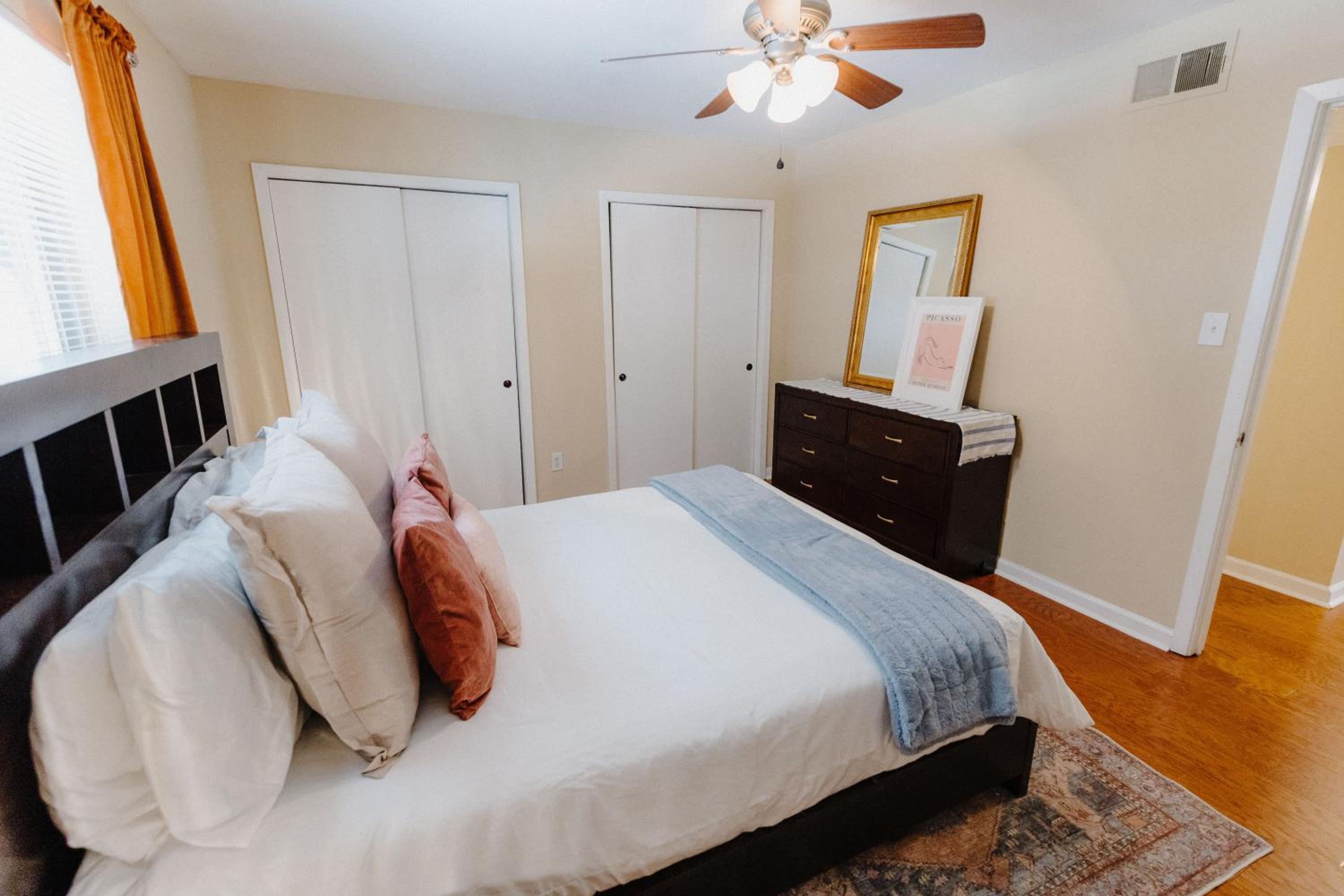 Three-Bedroom Apartment - Photo 9