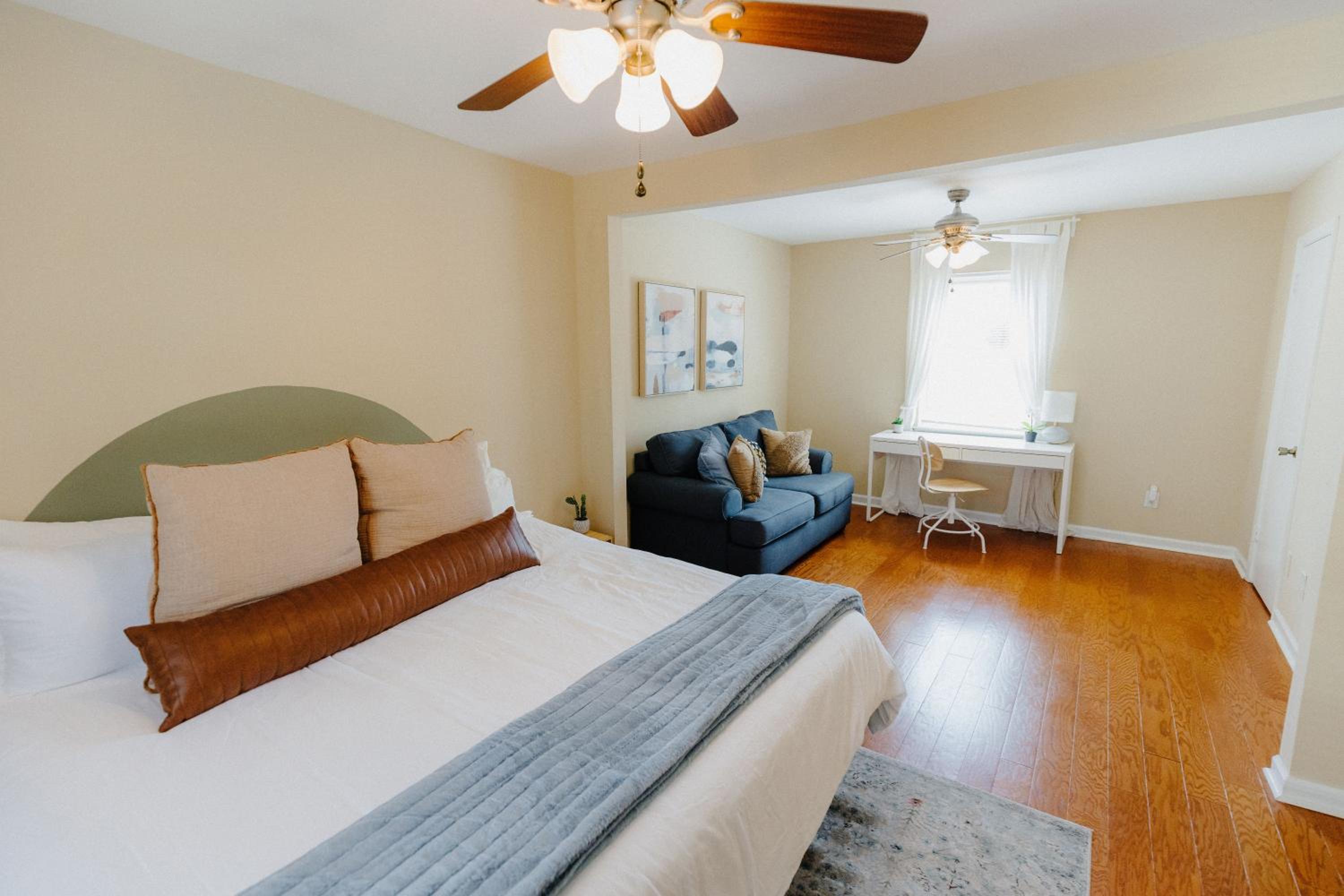 Three-Bedroom Apartment - Photo 10